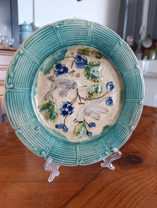 Assiette ancienne barbotine / faïence décor floral bleu et vert – décor rustique