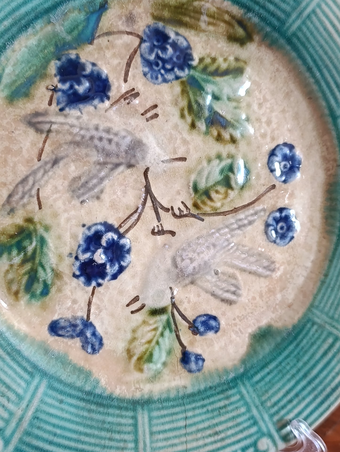 Assiette ancienne barbotine / faïence décor floral bleu et vert – décor rustique