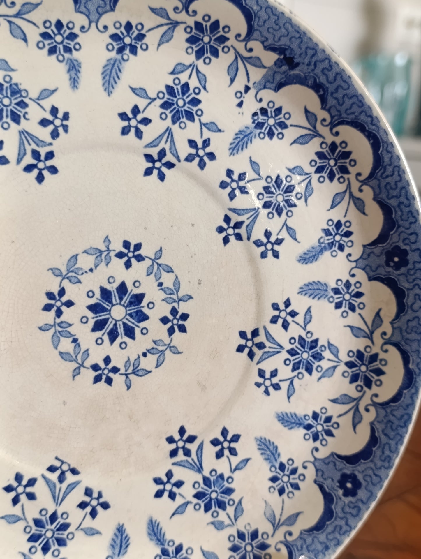 Assiette ancienne Sarreguemines “Manille” bleu – U&C Terre de Fer