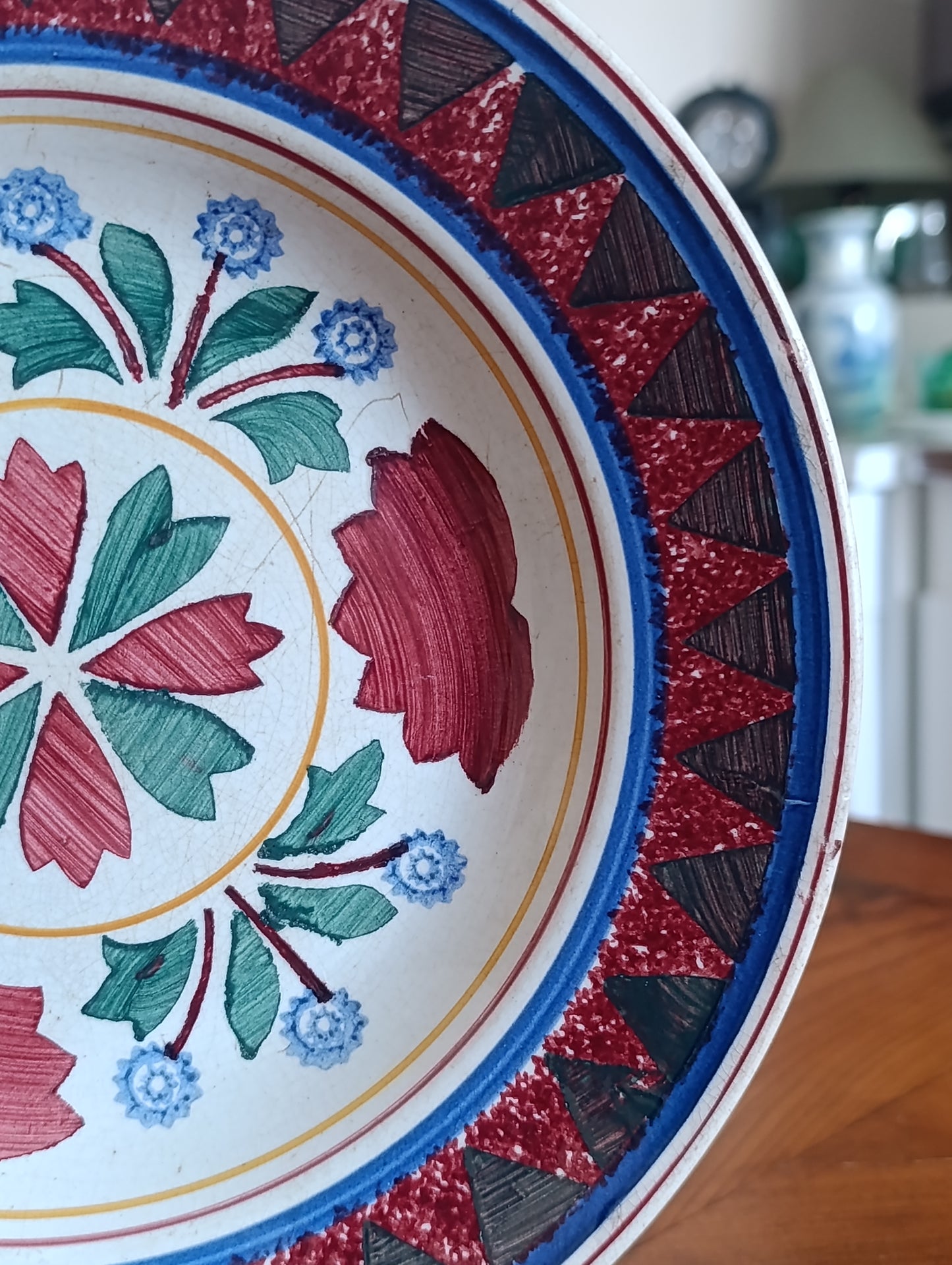 Assiette ancienne Terre de Fer Choisy-le-Roi décor géométrique polychrome