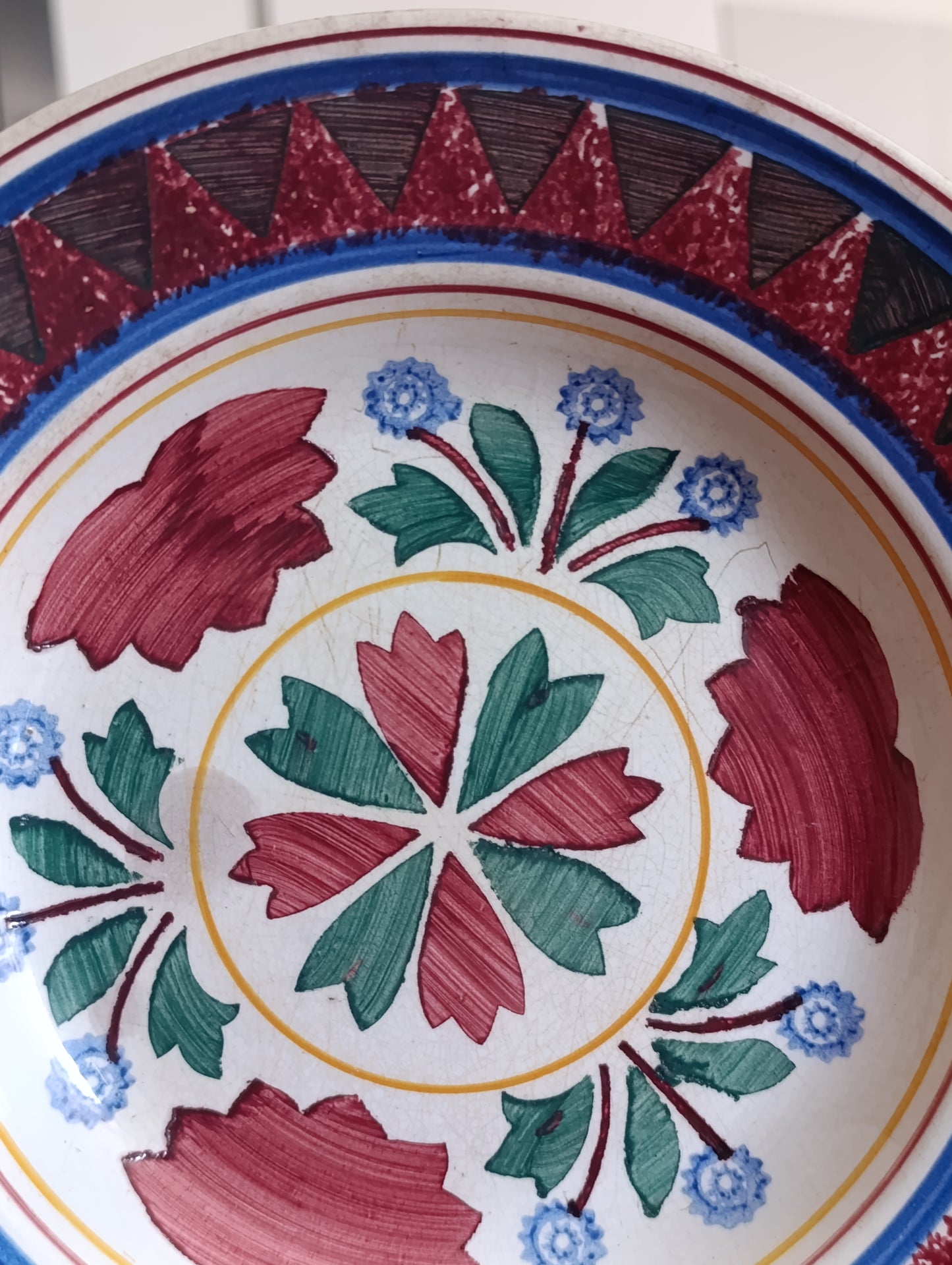Assiette ancienne Terre de Fer Choisy-le-Roi décor géométrique polychrome