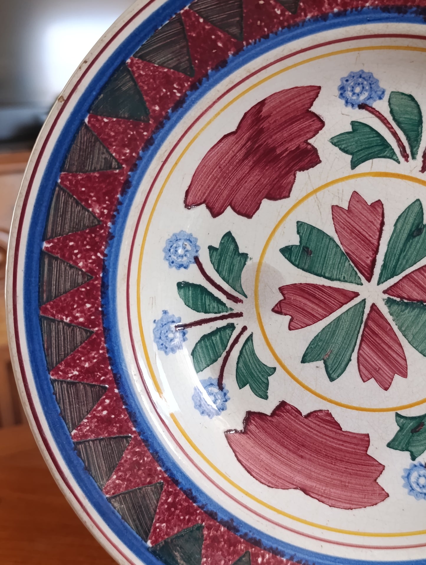 Assiette ancienne Terre de Fer Choisy-le-Roi décor géométrique polychrome