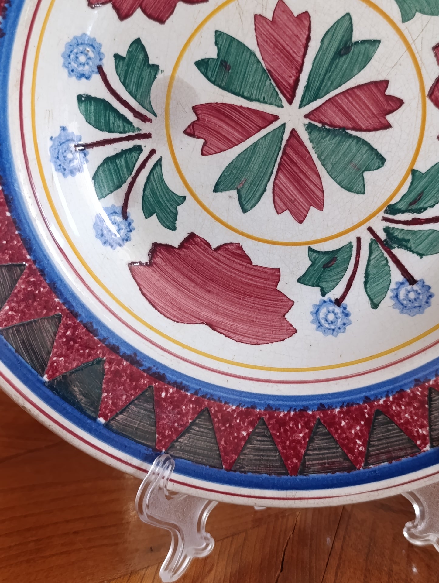 Assiette ancienne Terre de Fer Choisy-le-Roi décor géométrique polychrome