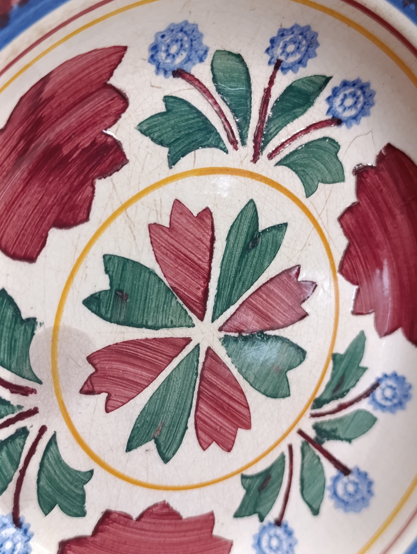 Assiette ancienne Terre de Fer Choisy-le-Roi décor géométrique polychrome