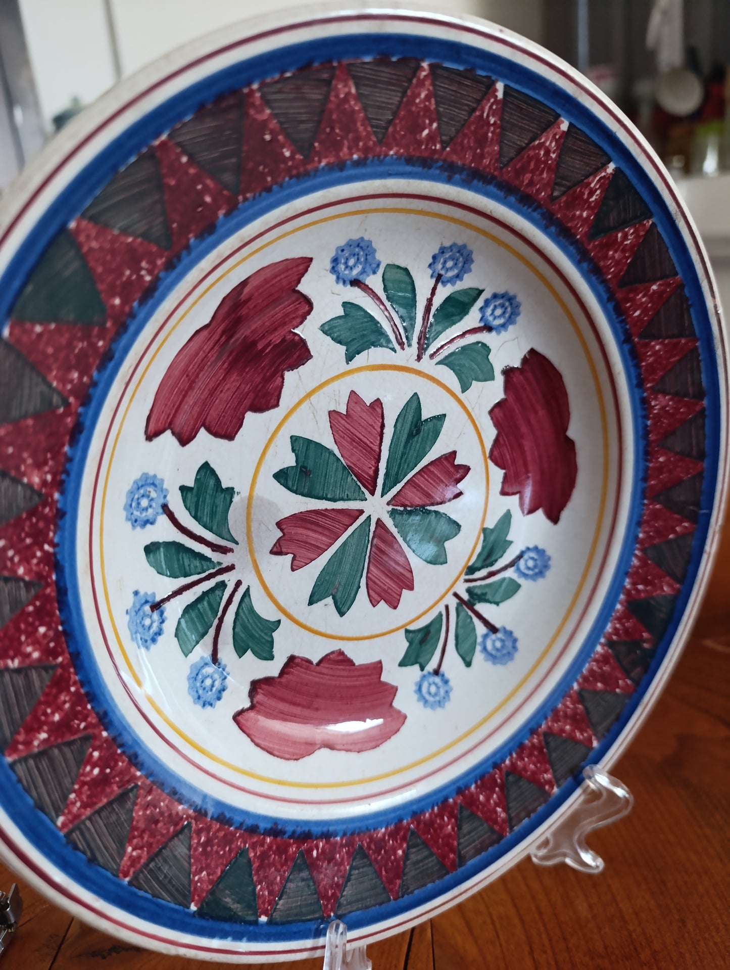 Assiette ancienne Terre de Fer Choisy-le-Roi décor géométrique polychrome