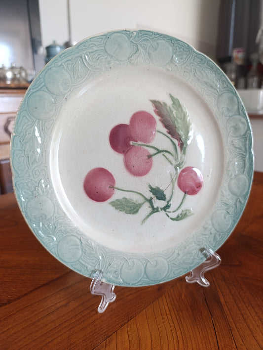 Assiette ancienne Saint-Clément décor cerises barbotine faïence vintage campagne