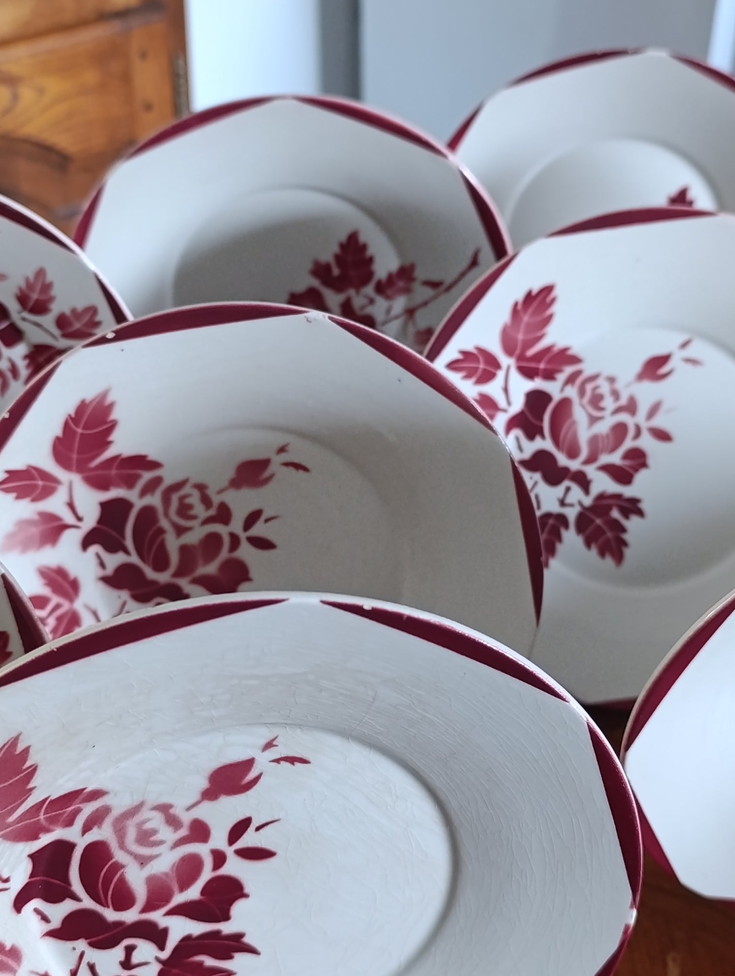 Superbe lot de 10 assiettes creuses anciennes en faïence de la manufacture GIEN France.