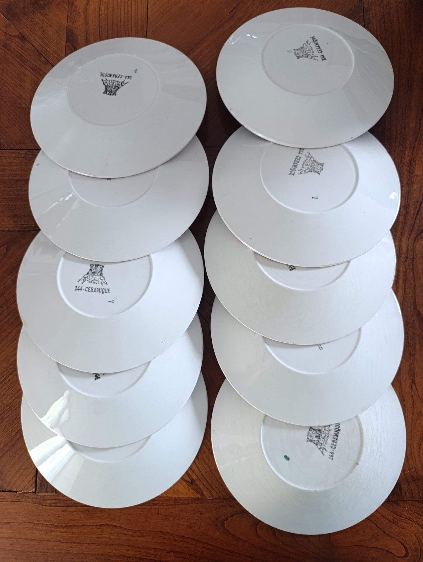 Superbe lot de 10 assiettes creuses anciennes en faïence de la manufacture GIEN France.