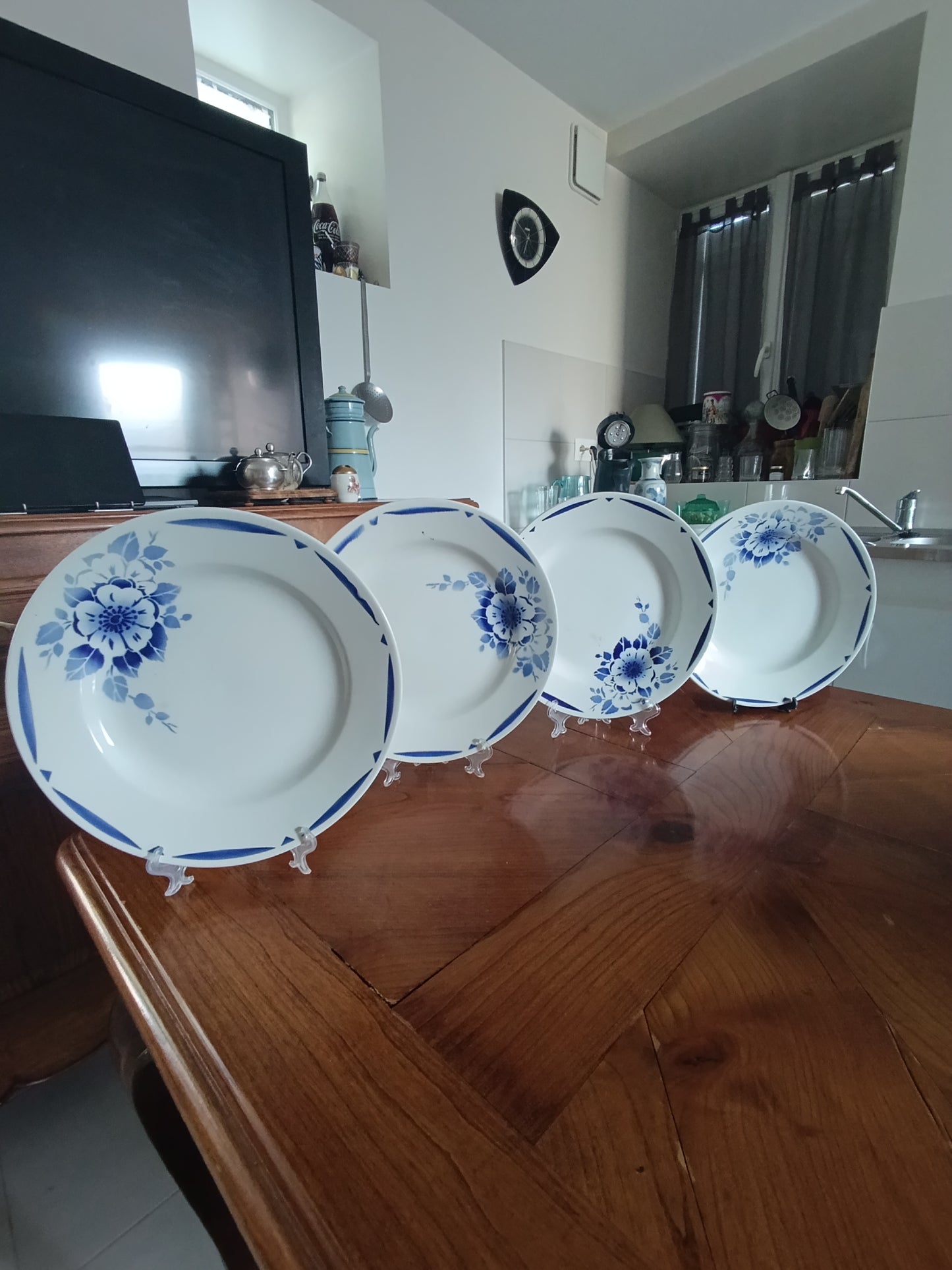 Lot de 4 assiettes creuses anciennes en faïence blanche décor floral bleu.
