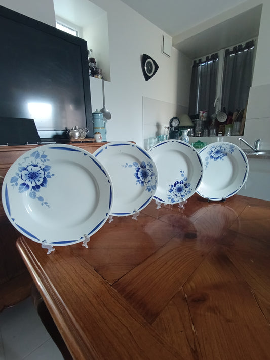 Lot de 4 assiettes creuses anciennes en faïence blanche décor floral bleu.