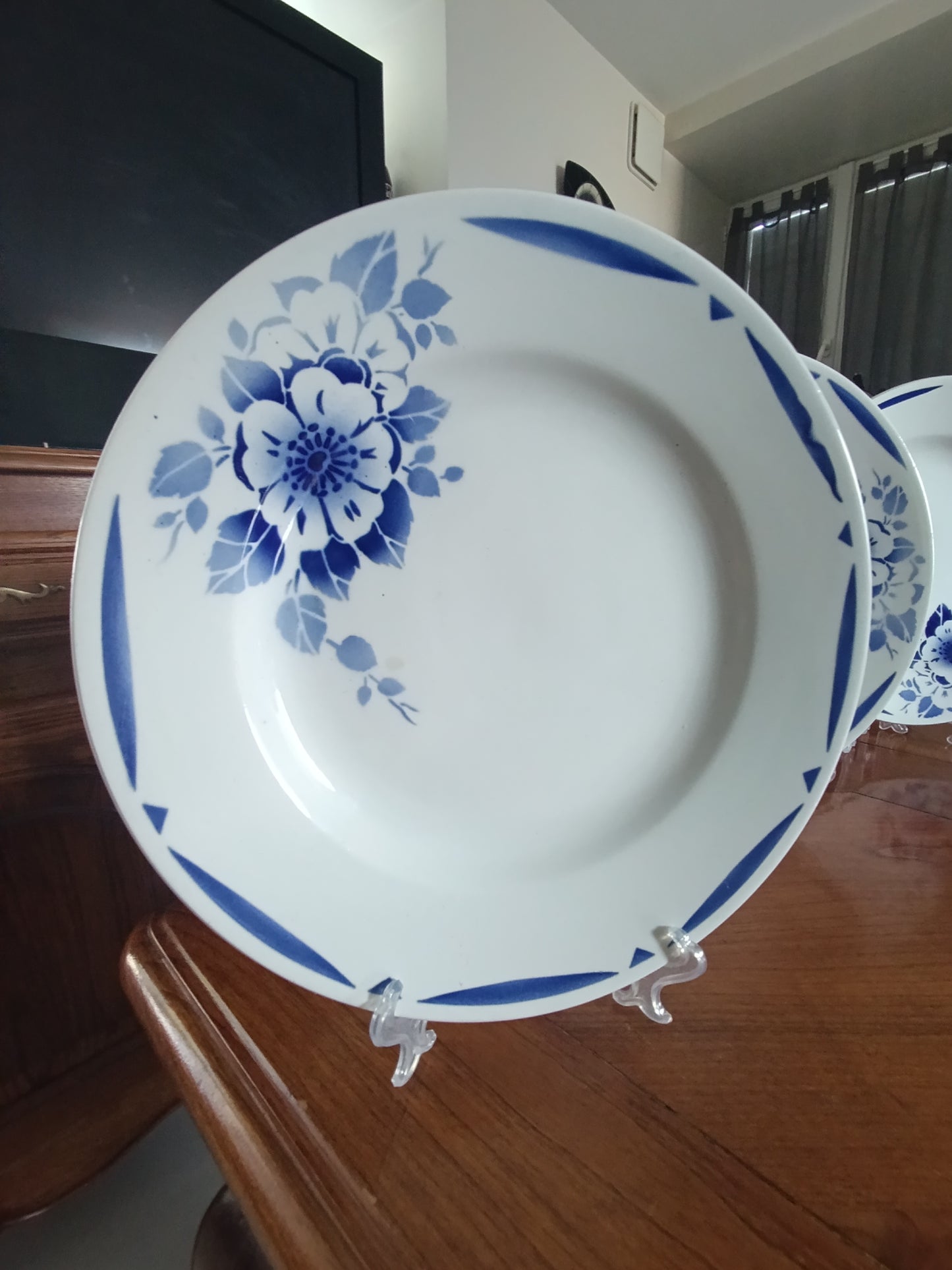 Lot de 4 assiettes creuses anciennes en faïence blanche décor floral bleu.