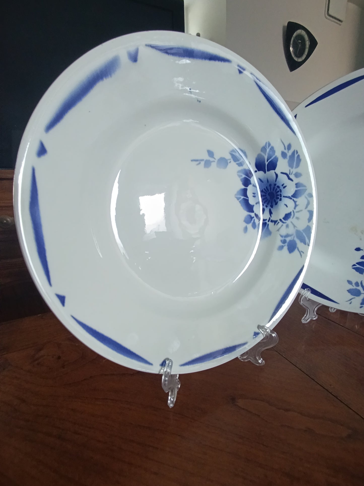 Lot de 4 assiettes creuses anciennes en faïence blanche décor floral bleu.