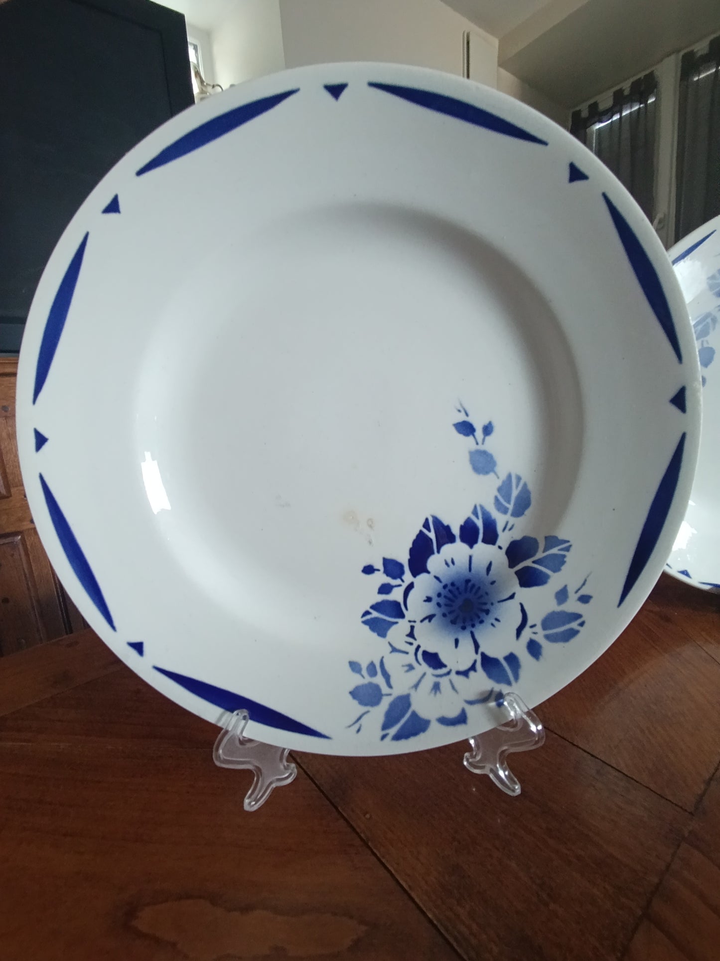 Lot de 4 assiettes creuses anciennes en faïence blanche décor floral bleu.