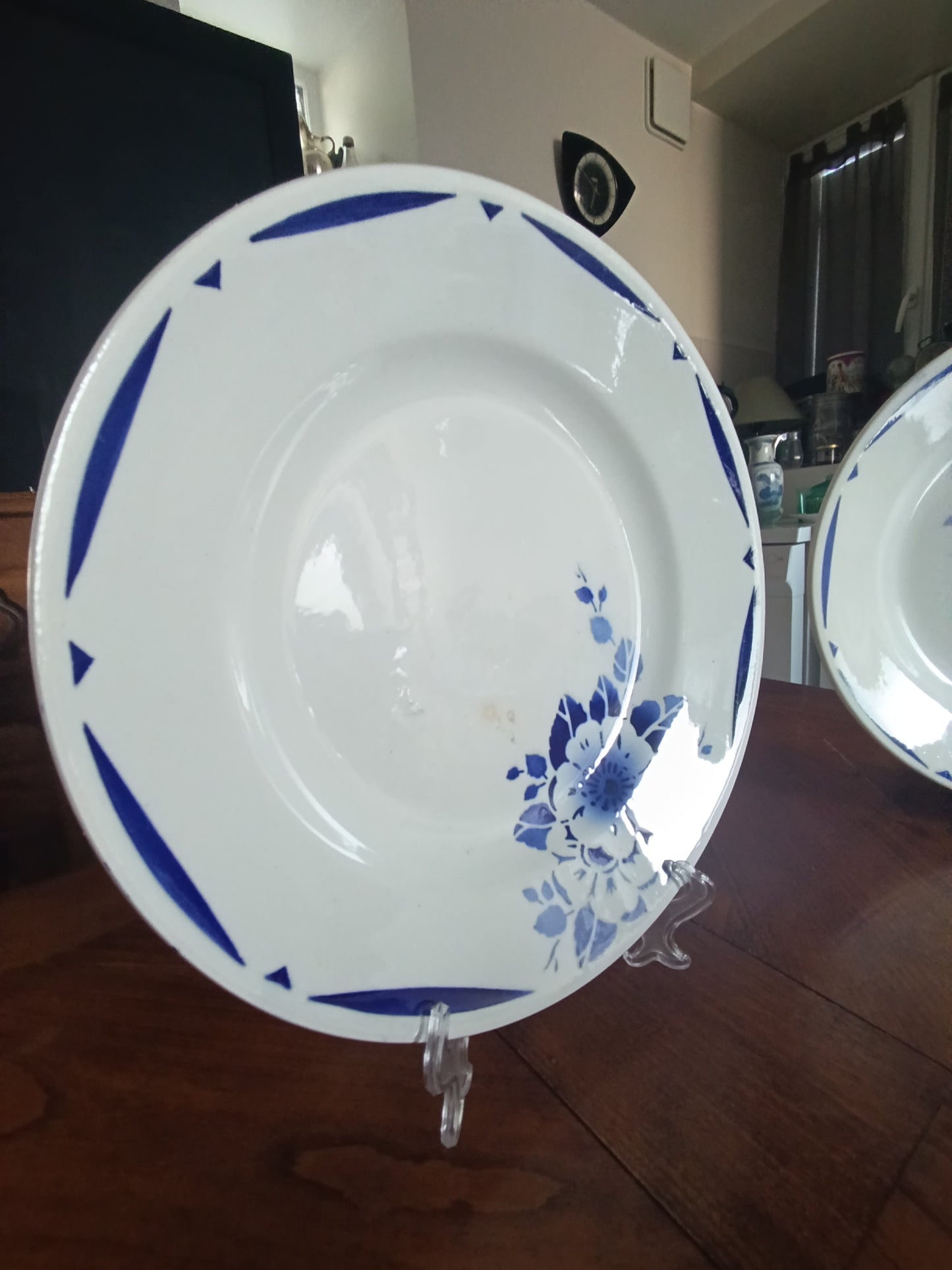 Lot de 4 assiettes creuses anciennes en faïence blanche décor floral bleu.