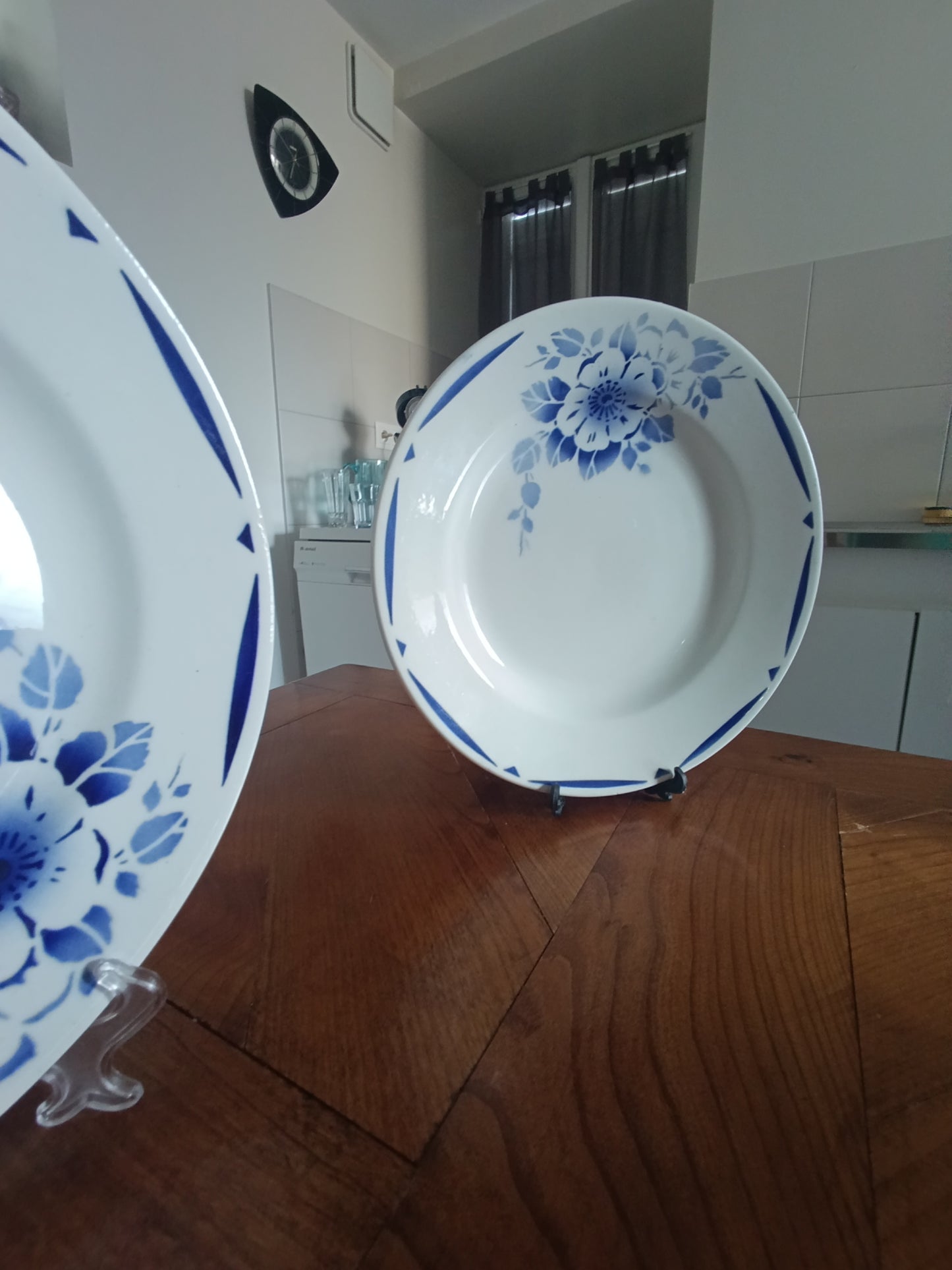 Lot de 4 assiettes creuses anciennes en faïence blanche décor floral bleu.
