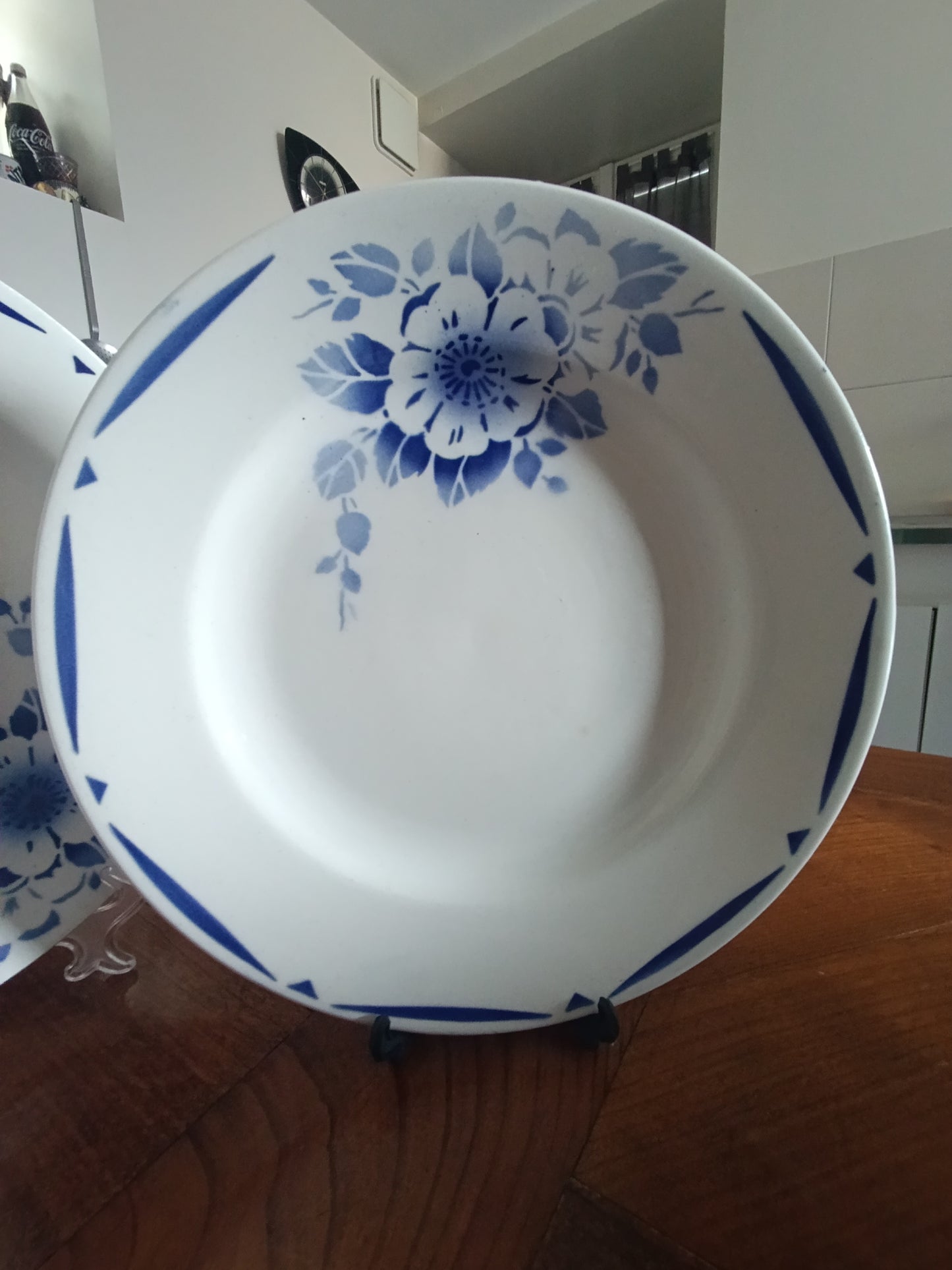 Lot de 4 assiettes creuses anciennes en faïence blanche décor floral bleu.