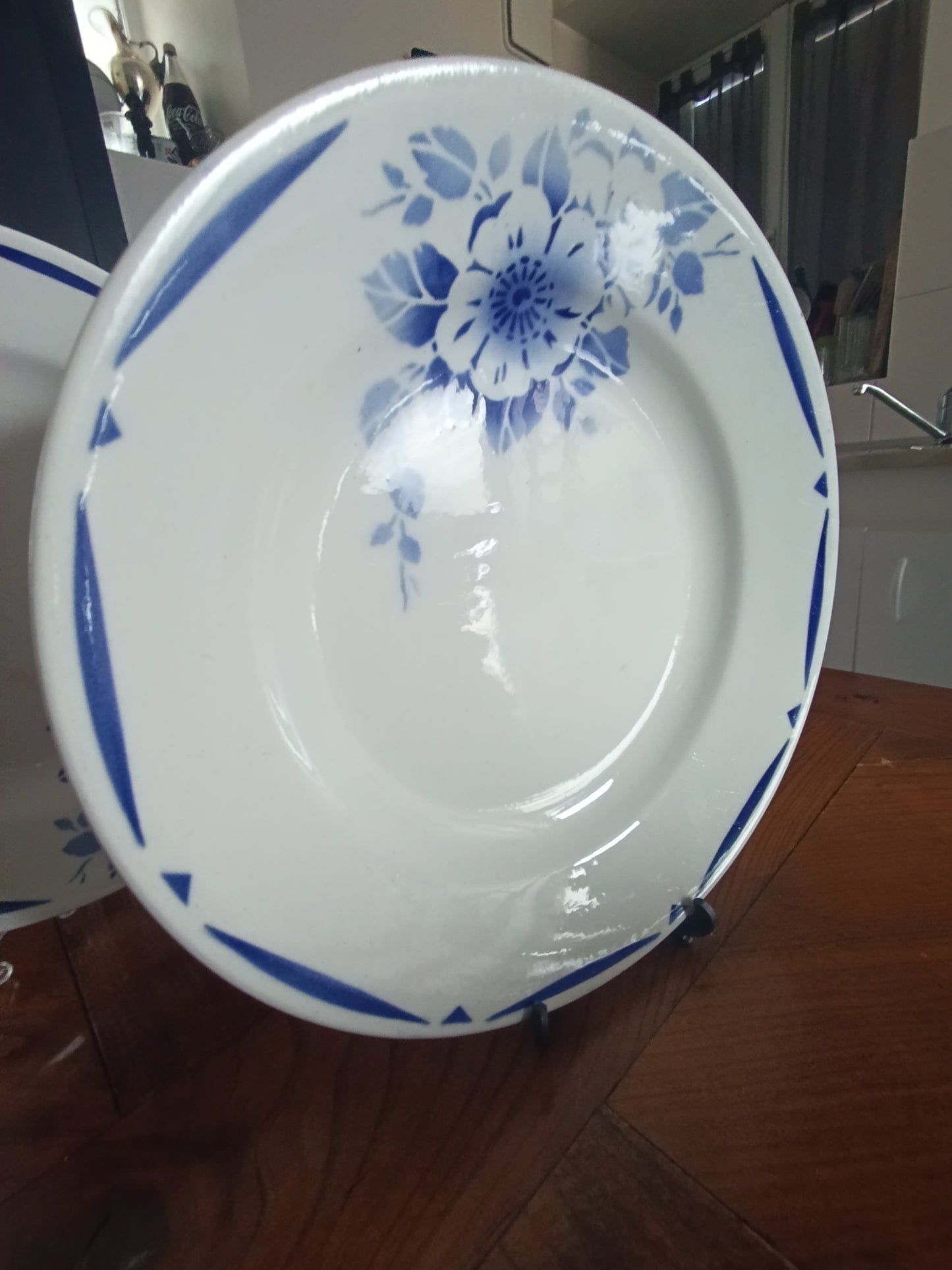 Lot de 4 assiettes creuses anciennes en faïence blanche décor floral bleu.