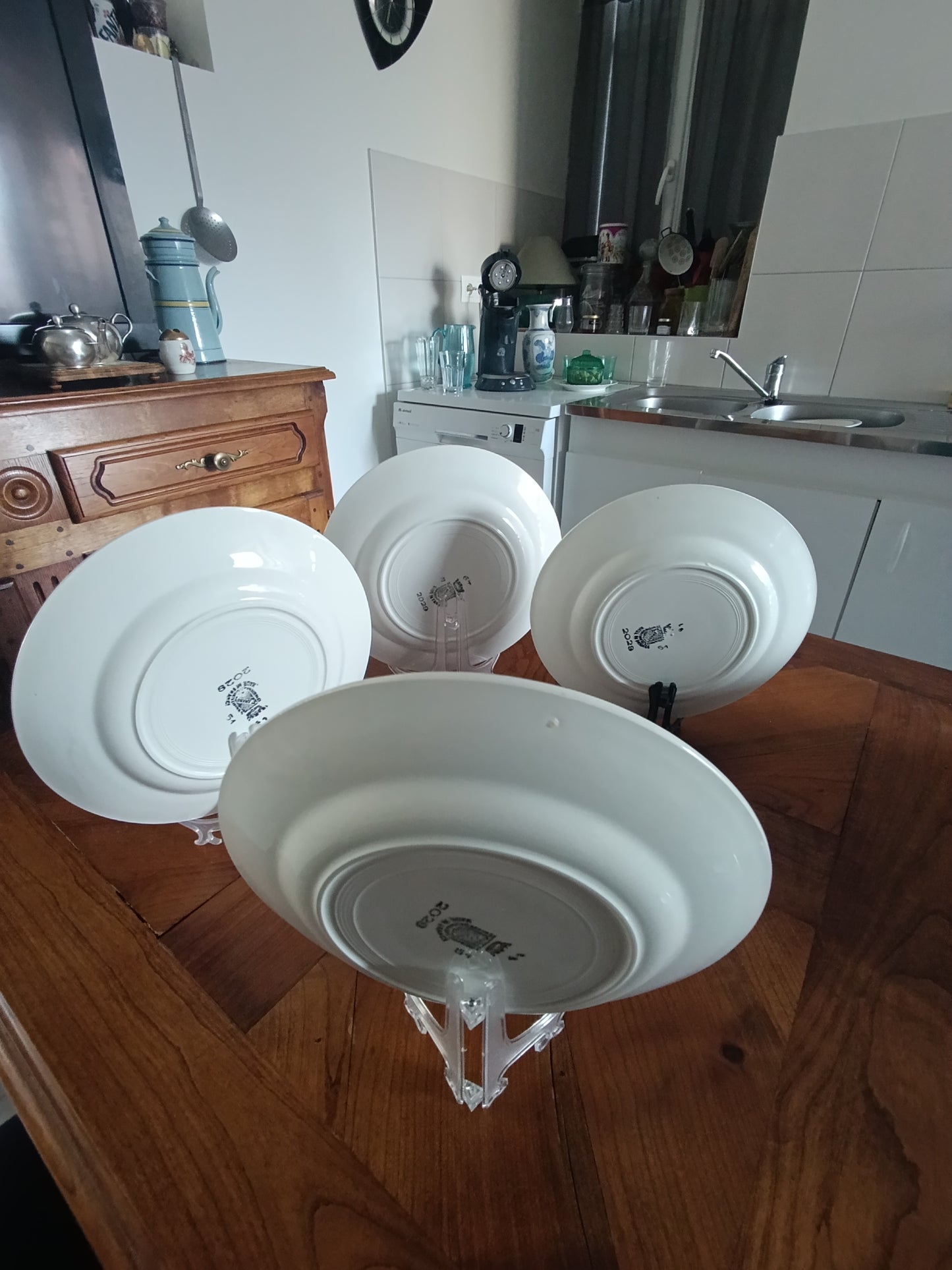 Lot de 4 assiettes creuses anciennes en faïence blanche décor floral bleu.