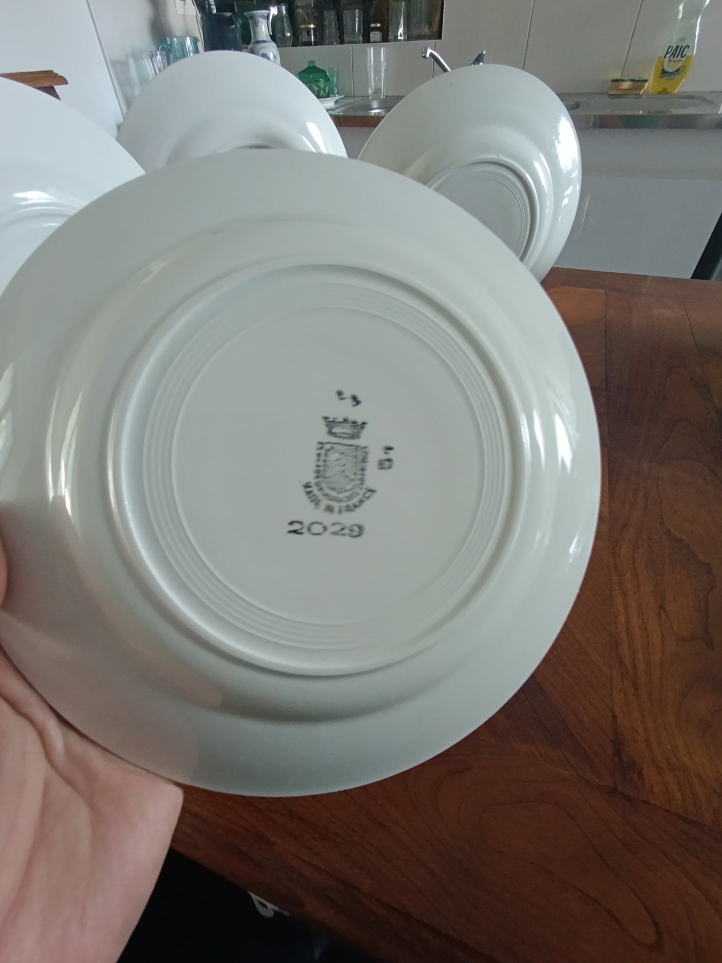 Lot de 4 assiettes creuses anciennes en faïence blanche décor floral bleu.