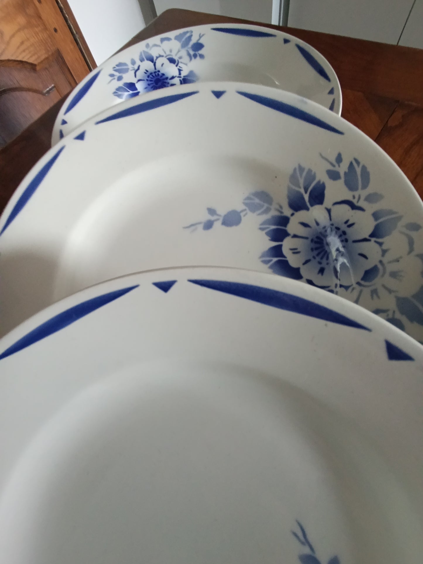 Lot de 4 assiettes creuses anciennes en faïence blanche décor floral bleu.