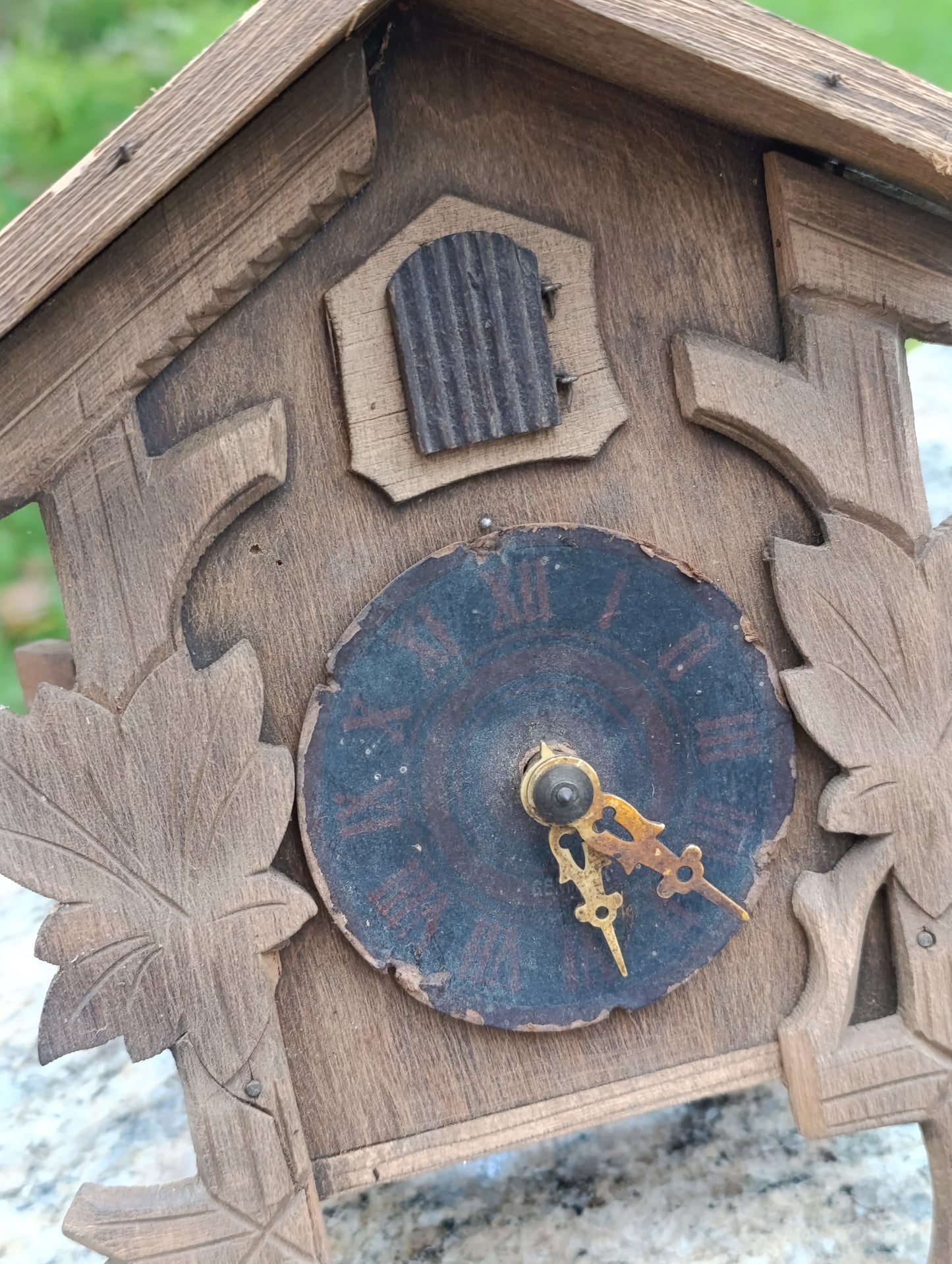 Pendule coucou ancienne en bois sculpté avec mécanisme, deux poids et oiseau – À restaurer