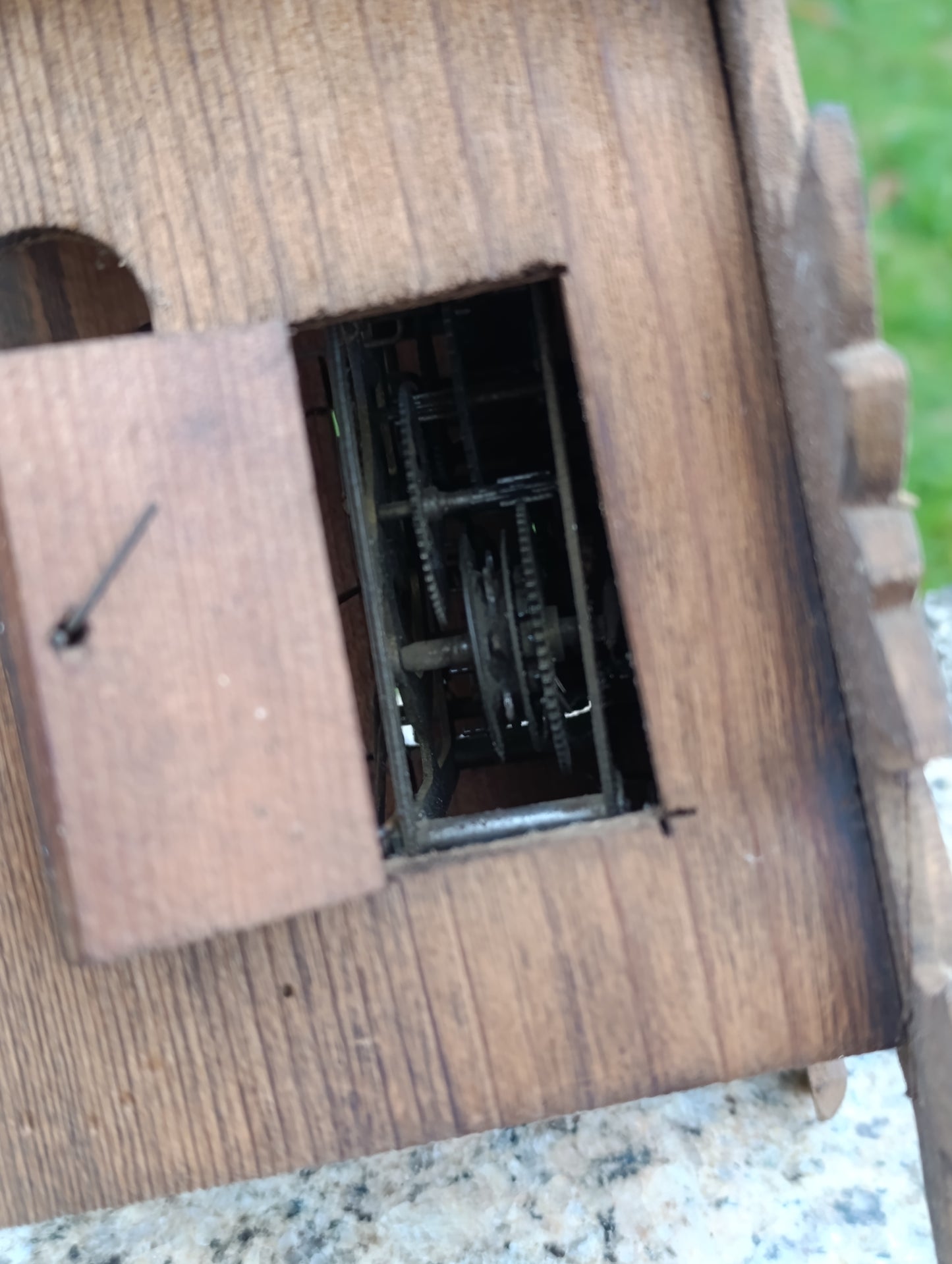 Pendule coucou ancienne en bois sculpté avec mécanisme, deux poids et oiseau – À restaurer