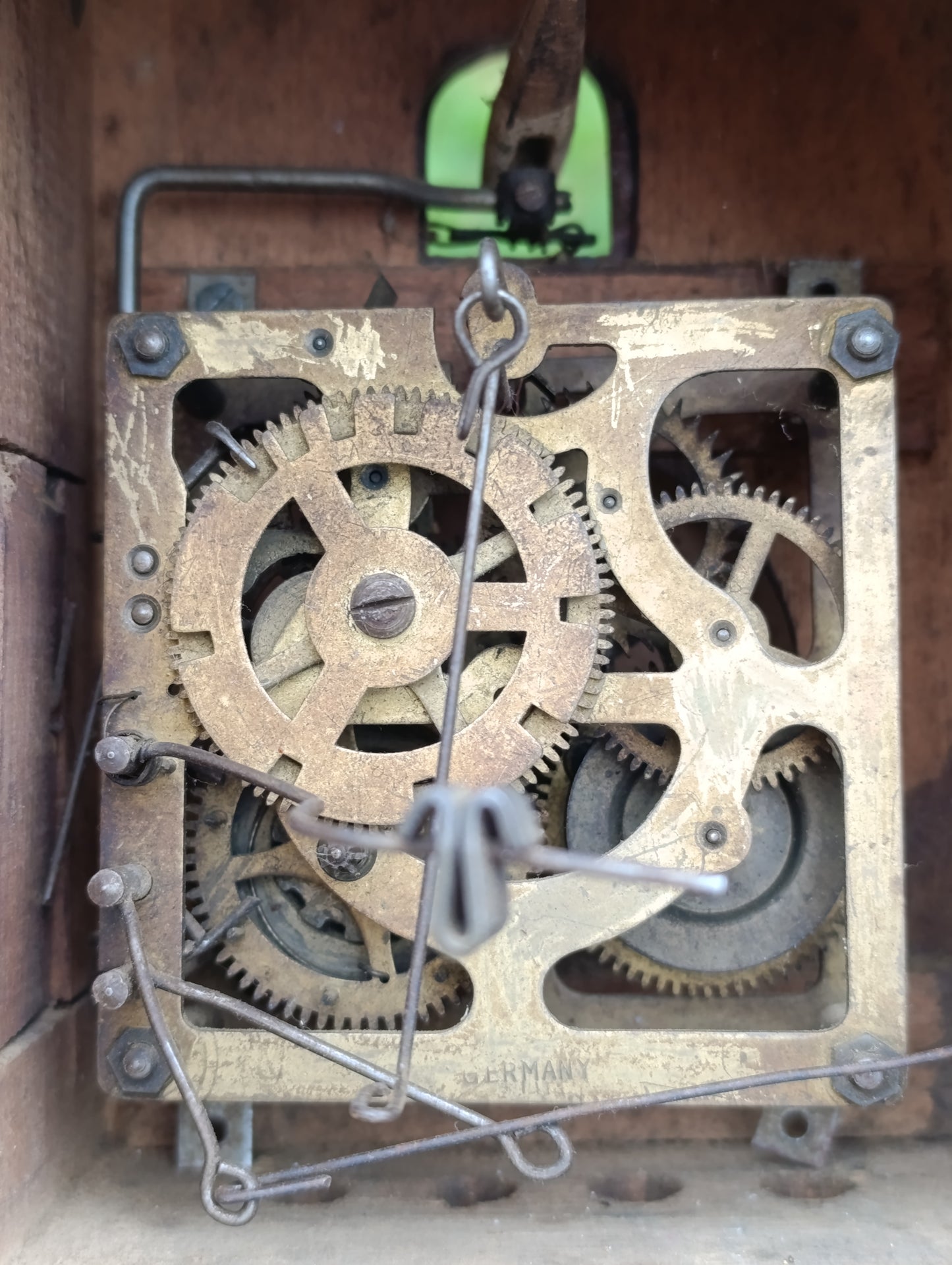 Pendule coucou ancienne en bois sculpté avec mécanisme, deux poids et oiseau – À restaurer
