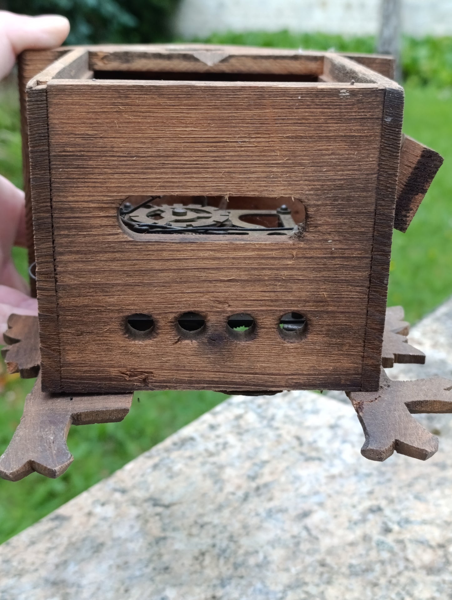 Pendule coucou ancienne en bois sculpté avec mécanisme, deux poids et oiseau – À restaurer