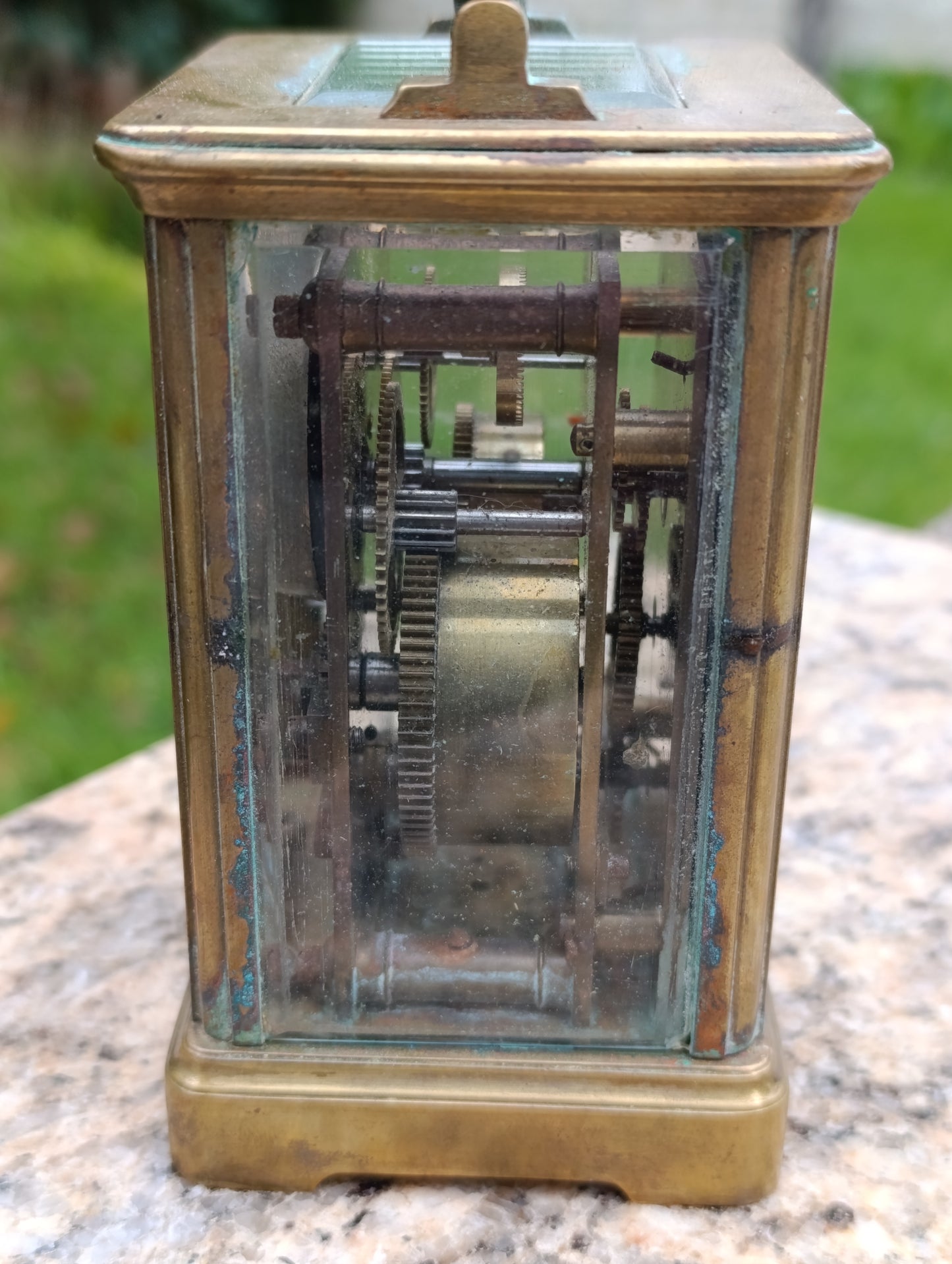 Pendulette de voyage ancienne en laiton et verre avec sonnerie mécanique – À restaurer