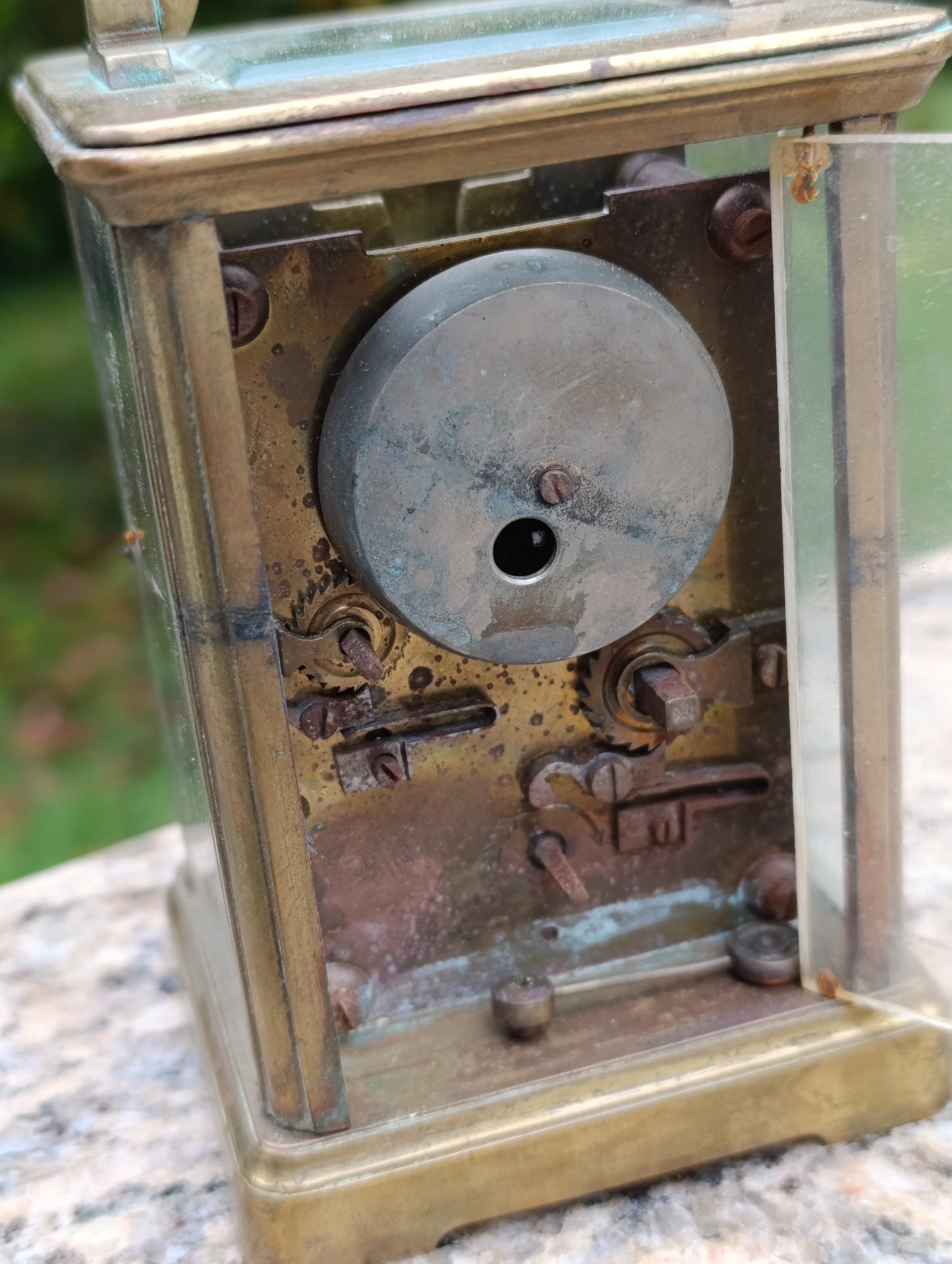Pendulette de voyage ancienne en laiton et verre avec sonnerie mécanique – À restaurer