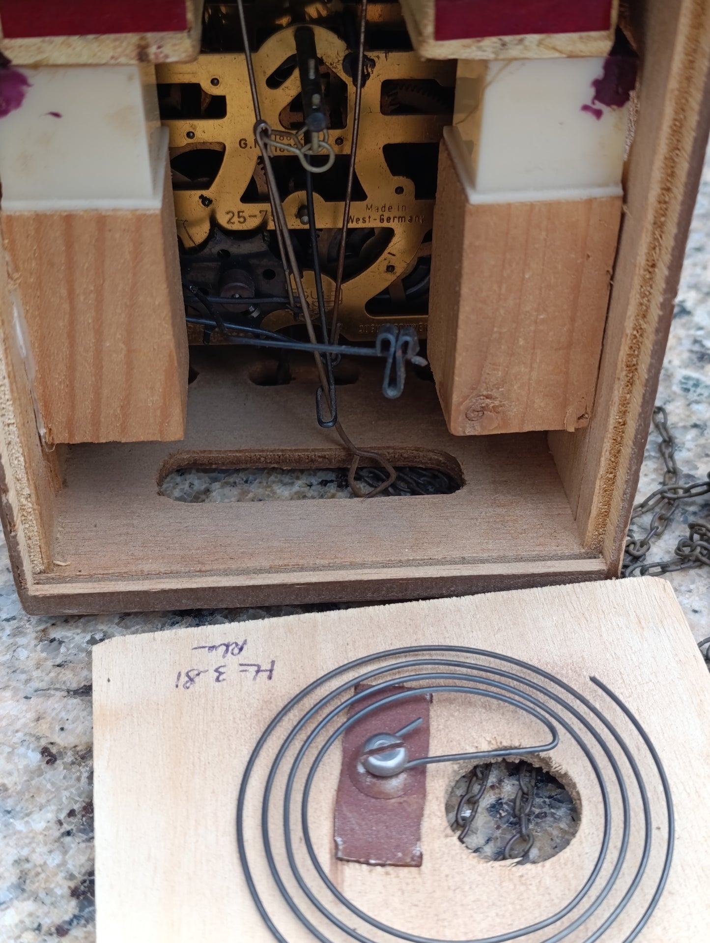 Coucou ancien Regula West Germany en bois avec oiseau animé – Mouvement mécanique à chaînes – À restaurer