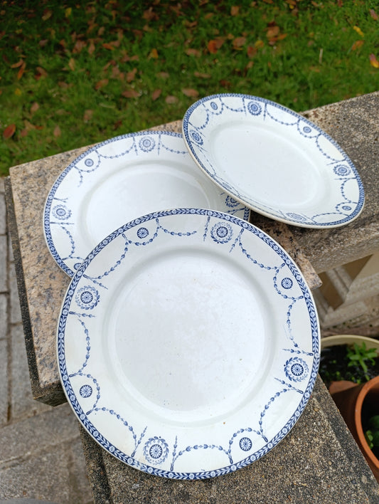 Lot de 3 belles assiettes anciennes en faïence KG Lunéville modèle “Bonaparte”.