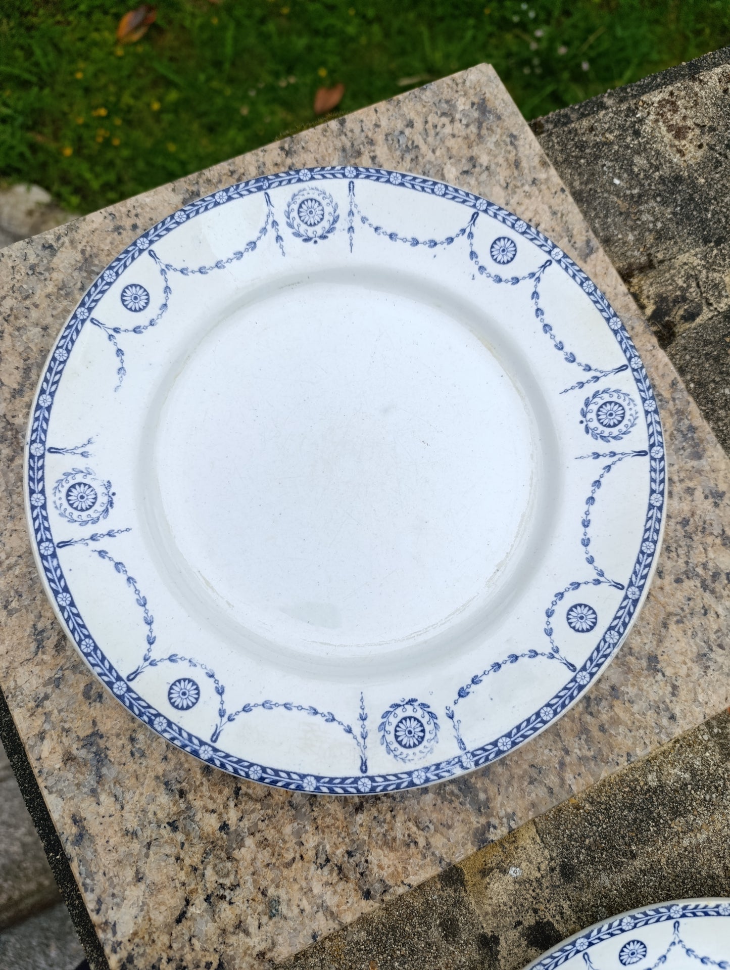 Lot de 3 belles assiettes anciennes en faïence KG Lunéville modèle “Bonaparte”.