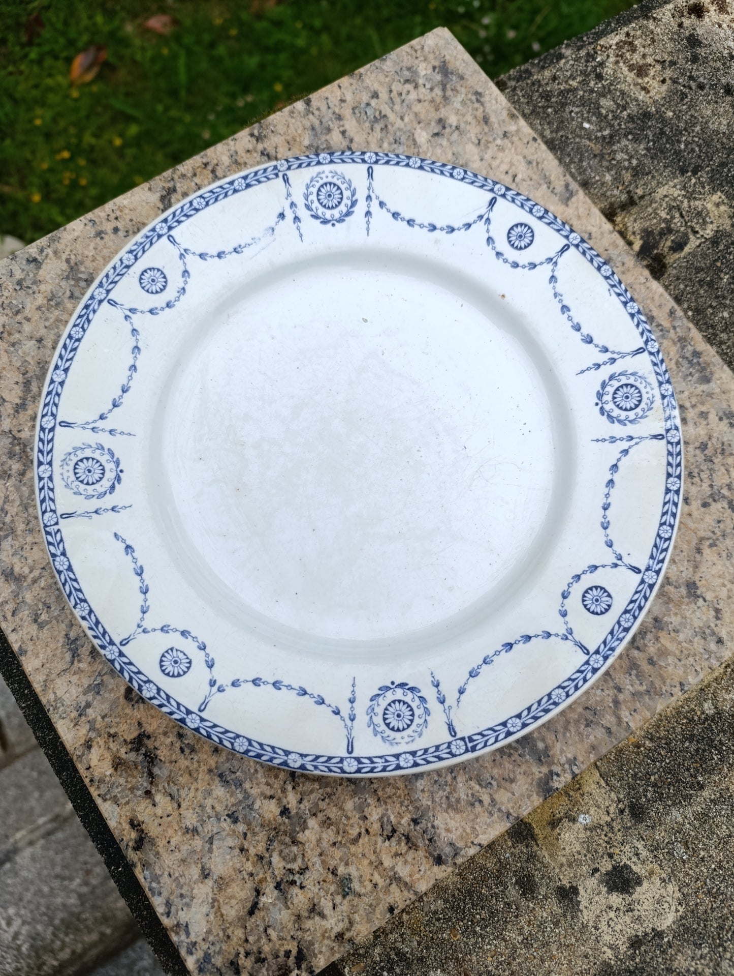 Lot de 3 belles assiettes anciennes en faïence KG Lunéville modèle “Bonaparte”.