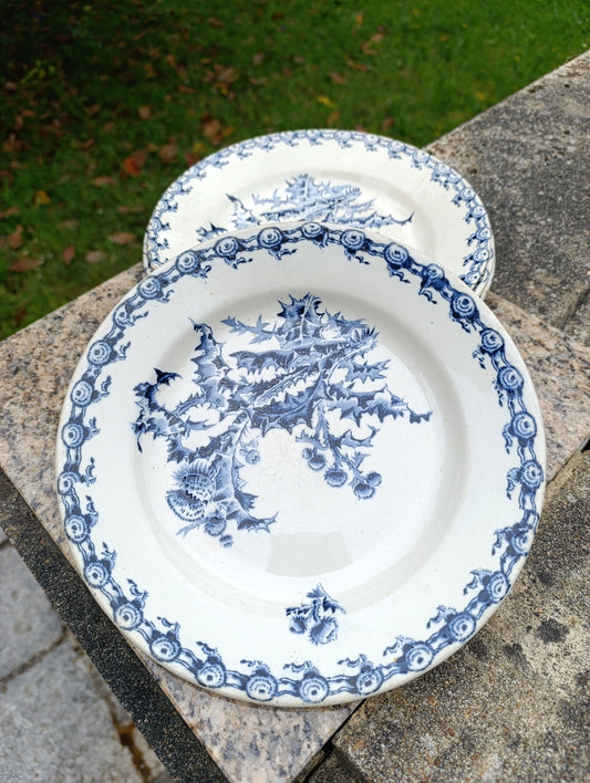 Ensemble de 5 belles assiettes anciennes Gien modèle “Chardons” au décor bleu profond sur fond ivoire.