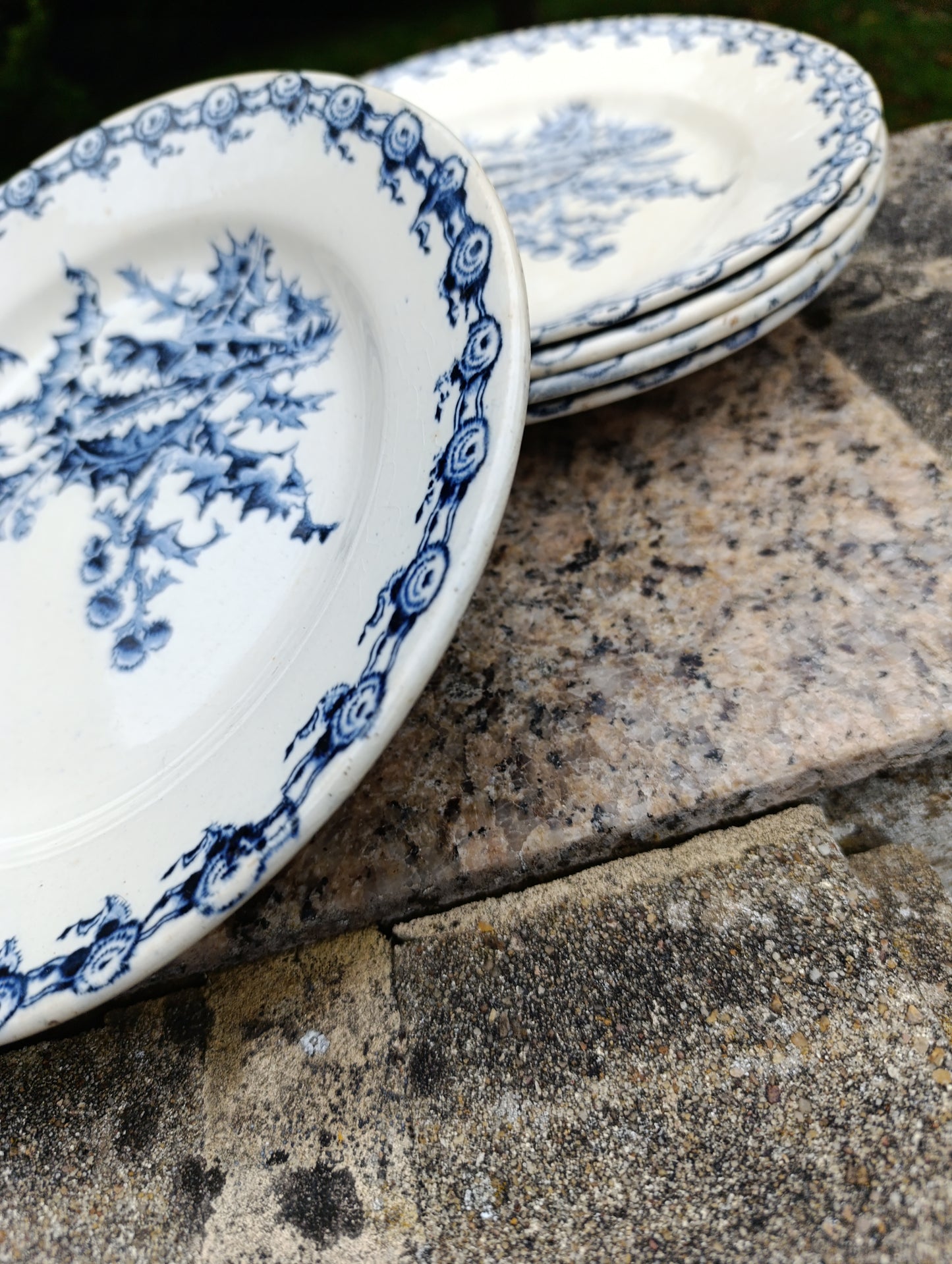 Ensemble de 5 belles assiettes anciennes Gien modèle “Chardons” au décor bleu profond sur fond ivoire.