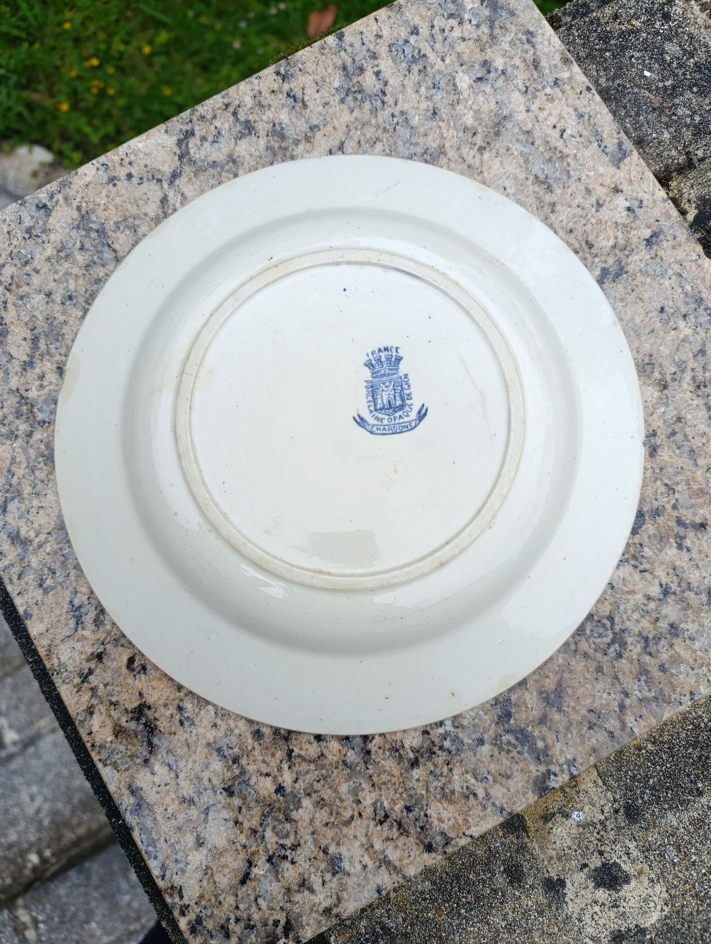 Ensemble de 5 belles assiettes anciennes Gien modèle “Chardons” au décor bleu profond sur fond ivoire.