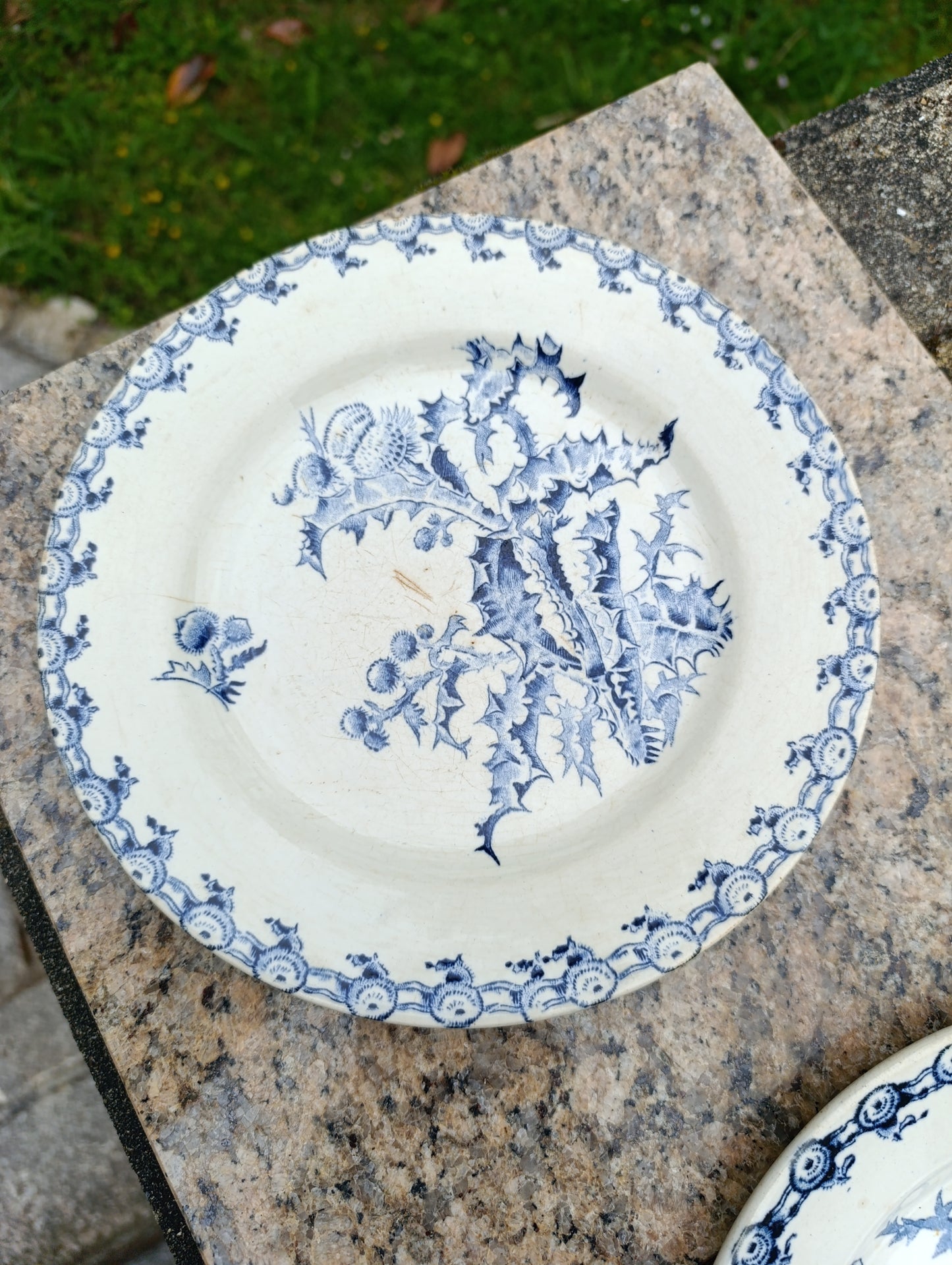 Ensemble de 5 belles assiettes anciennes Gien modèle “Chardons” au décor bleu profond sur fond ivoire.