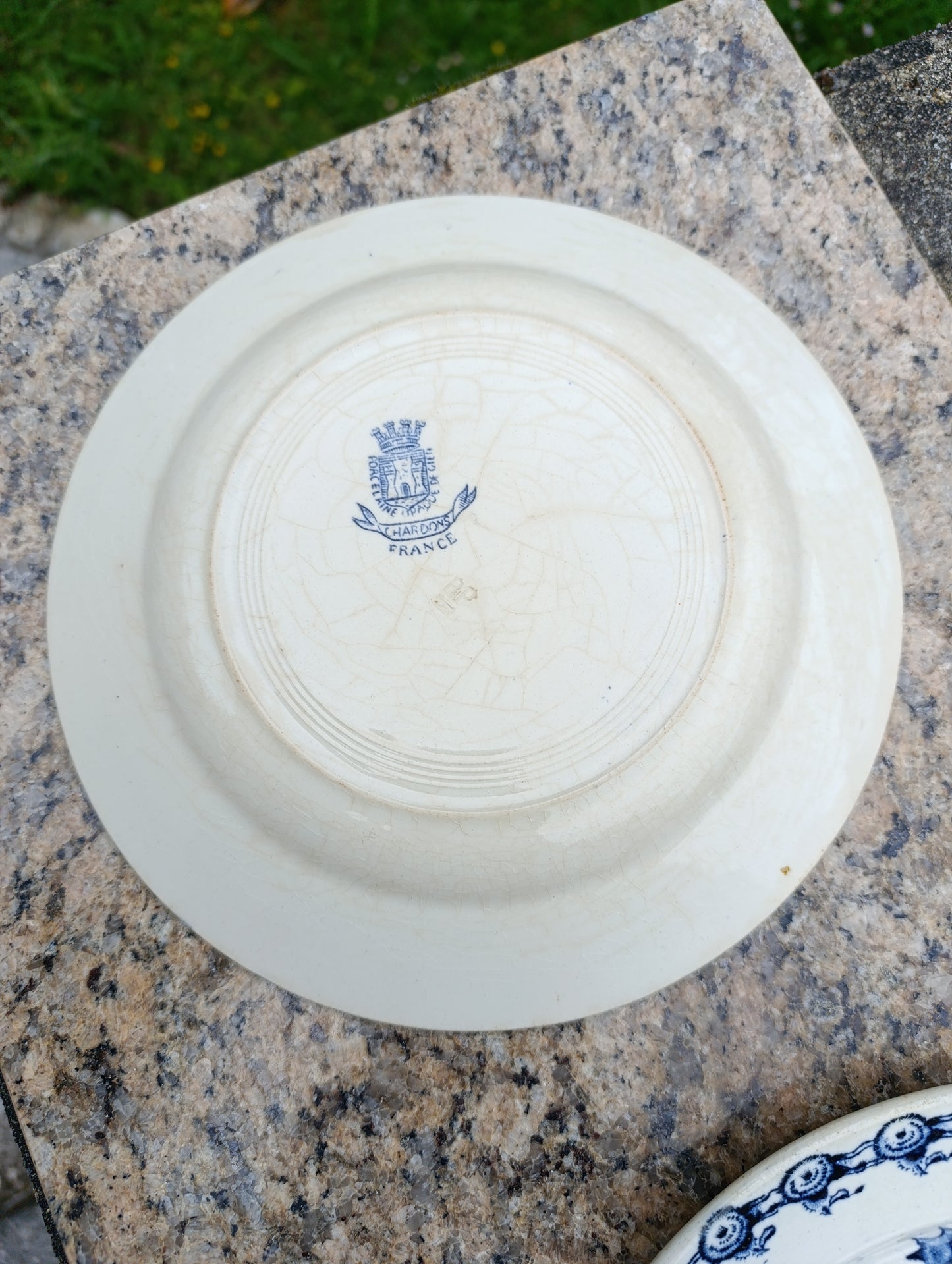 Ensemble de 5 belles assiettes anciennes Gien modèle “Chardons” au décor bleu profond sur fond ivoire.