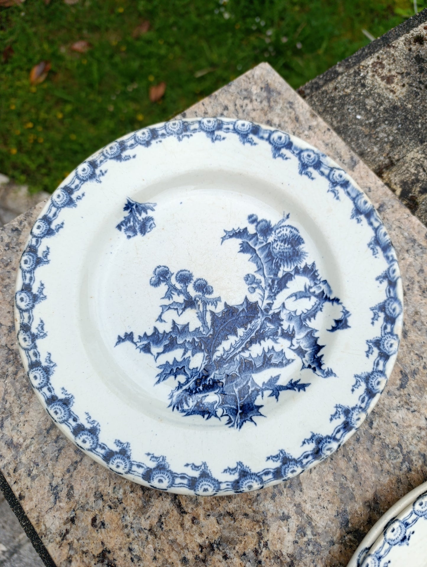 Ensemble de 5 belles assiettes anciennes Gien modèle “Chardons” au décor bleu profond sur fond ivoire.
