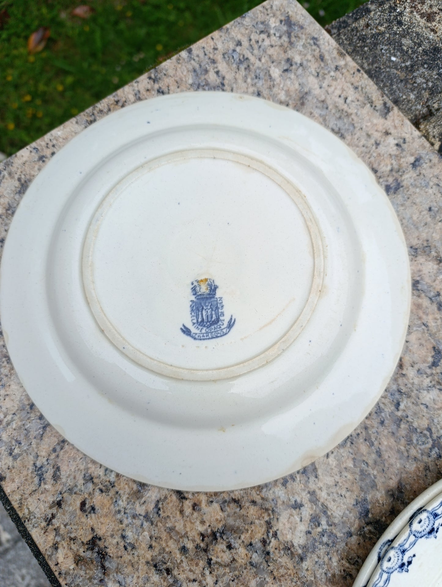 Ensemble de 5 belles assiettes anciennes Gien modèle “Chardons” au décor bleu profond sur fond ivoire.
