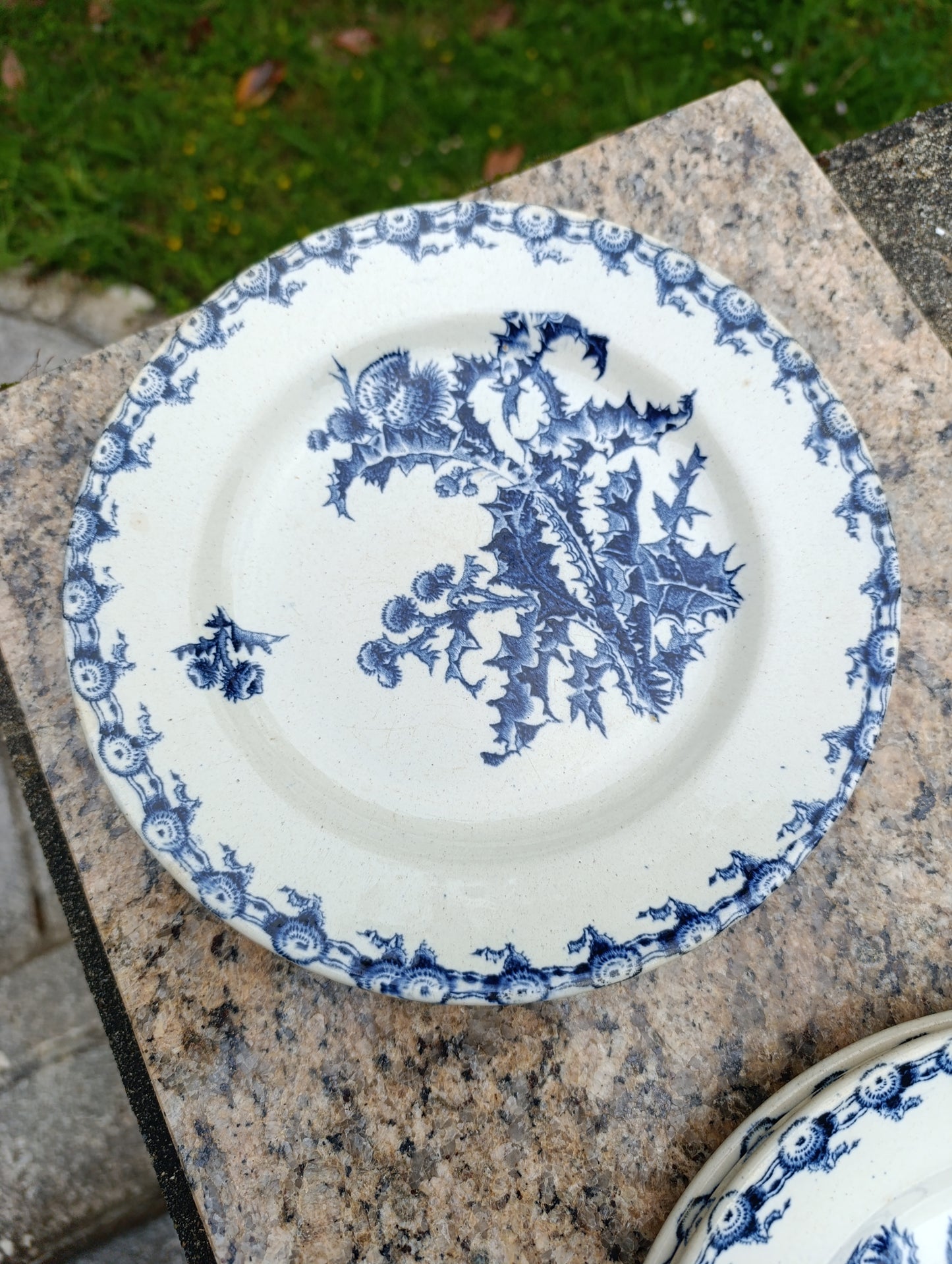 Ensemble de 5 belles assiettes anciennes Gien modèle “Chardons” au décor bleu profond sur fond ivoire.