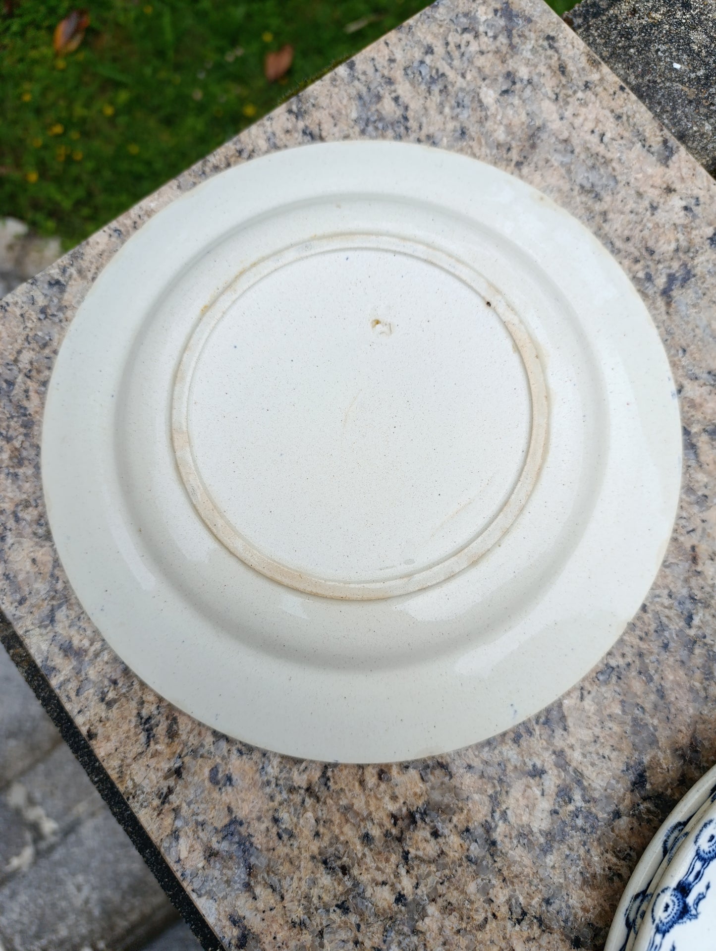 Ensemble de 5 belles assiettes anciennes Gien modèle “Chardons” au décor bleu profond sur fond ivoire.