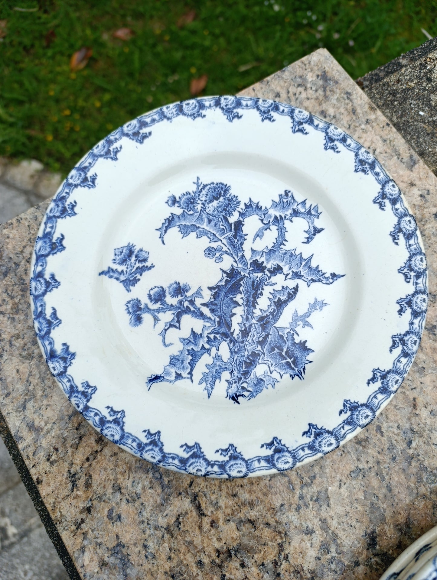 Ensemble de 5 belles assiettes anciennes Gien modèle “Chardons” au décor bleu profond sur fond ivoire.