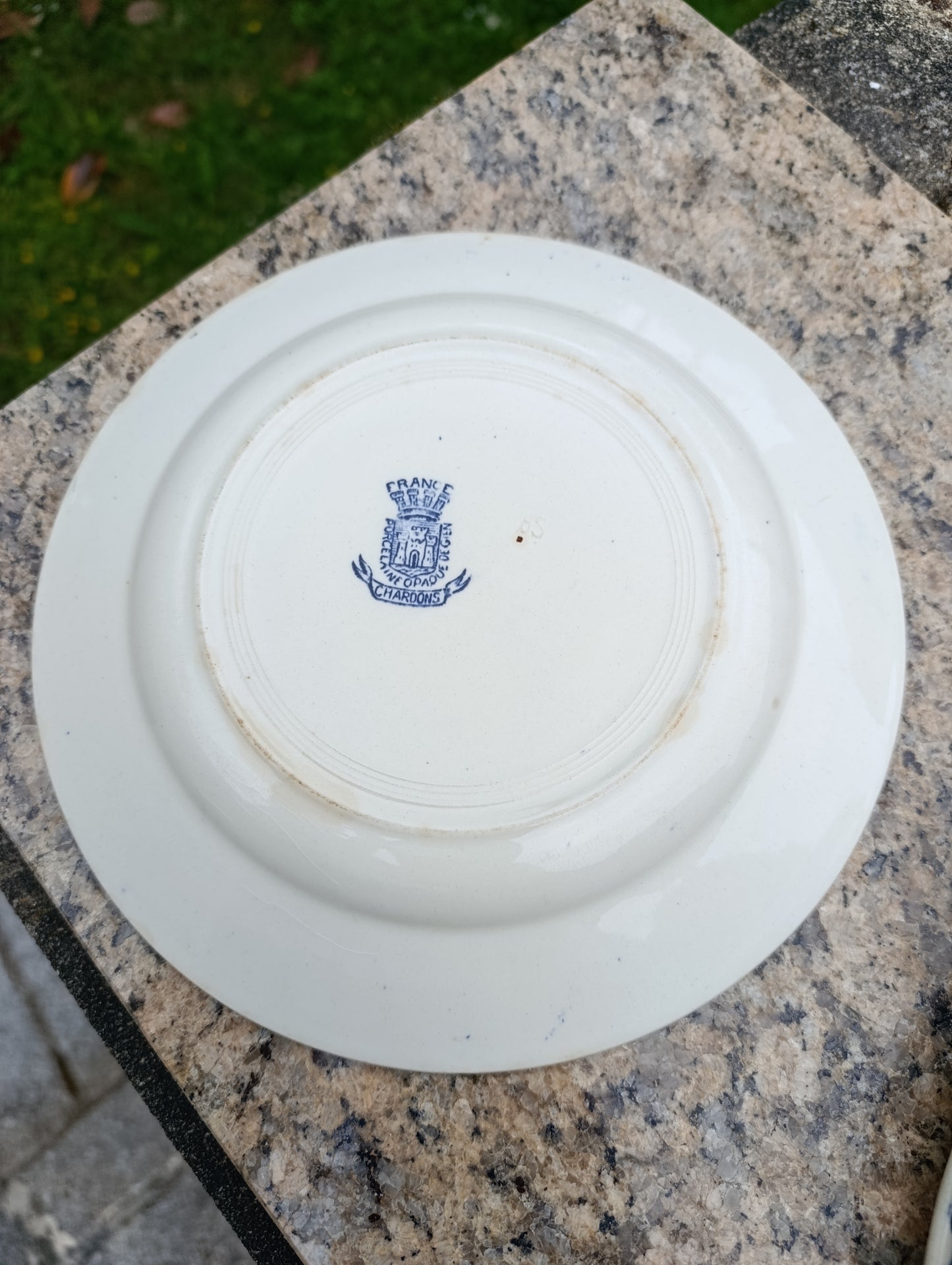 Ensemble de 5 belles assiettes anciennes Gien modèle “Chardons” au décor bleu profond sur fond ivoire.