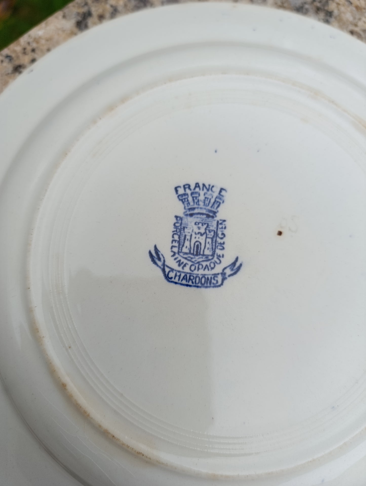 Ensemble de 5 belles assiettes anciennes Gien modèle “Chardons” au décor bleu profond sur fond ivoire.