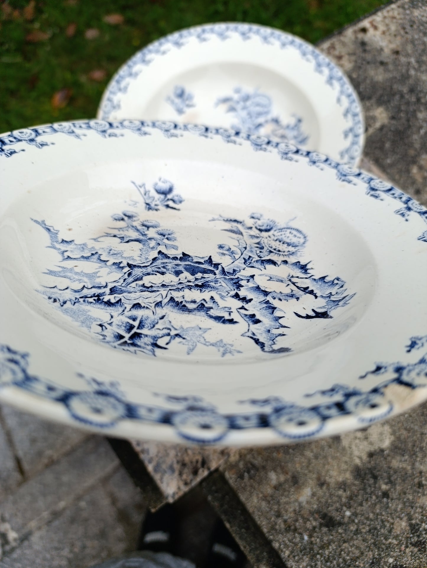 Lot de 2 assiettes creuses anciennes Gien Chardons bleu blanc vintage