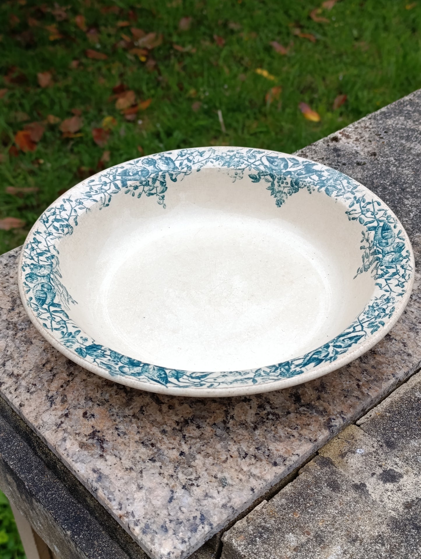 Plat creux ancien Jules Vieillard Bordeaux Terre de Fer bleu – grand plat floral vintage français