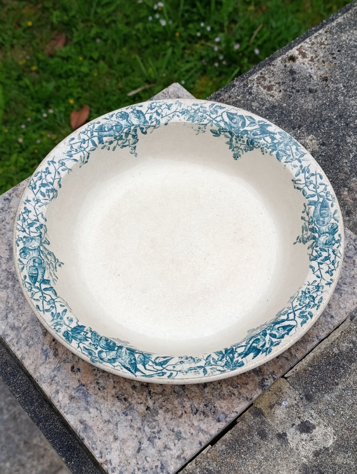 Plat creux ancien Jules Vieillard Bordeaux Terre de Fer bleu – grand plat floral vintage français