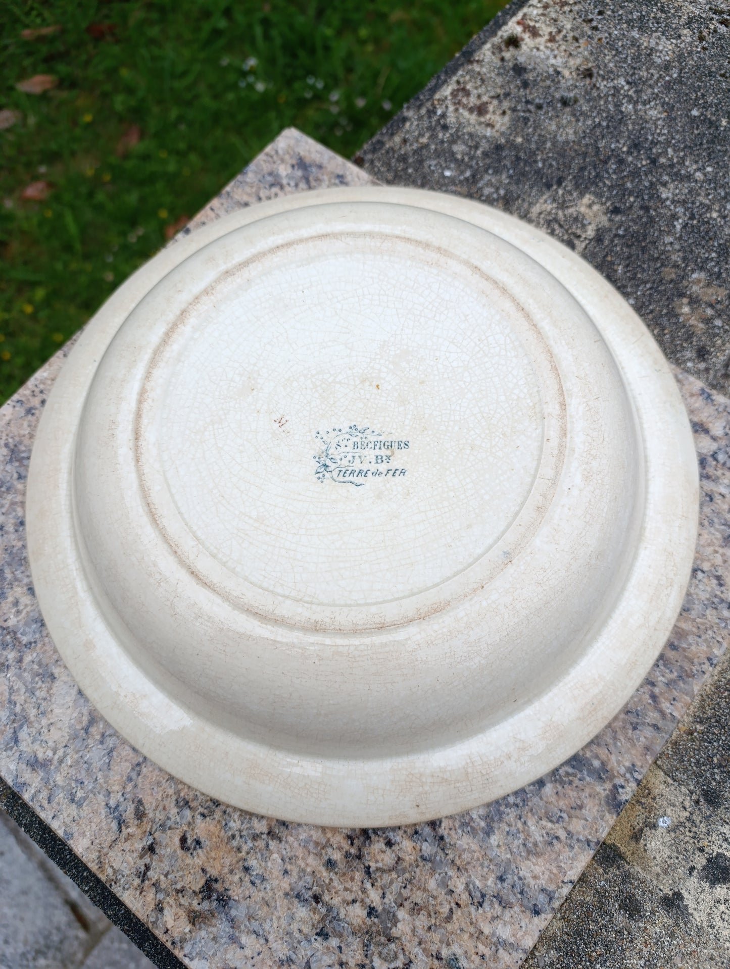 Plat creux ancien Jules Vieillard Bordeaux Terre de Fer bleu – grand plat floral vintage français